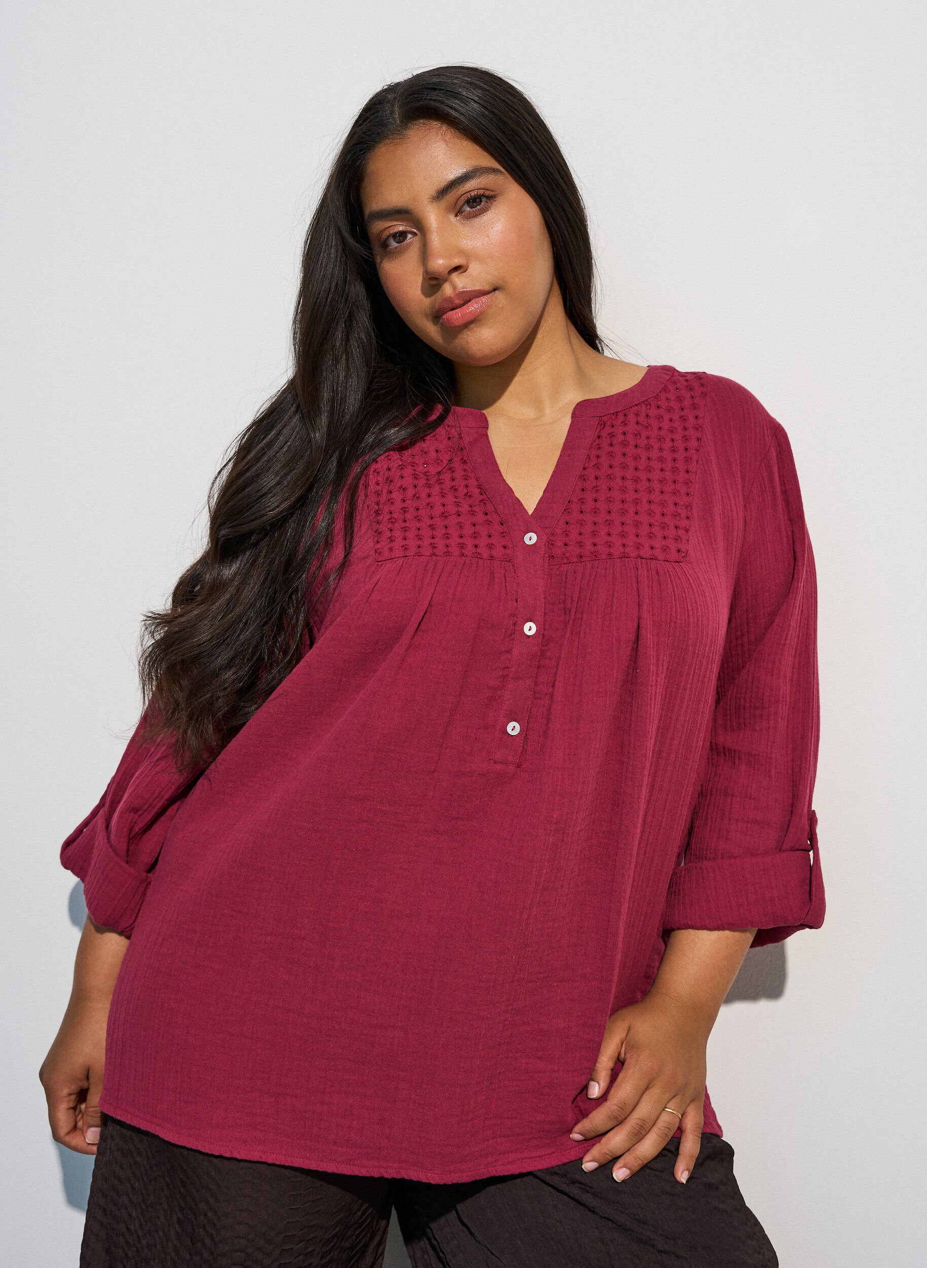 ZizziBlus i bomullsmuslin med broderie anglaise, R&ouml;d, Model image number 0