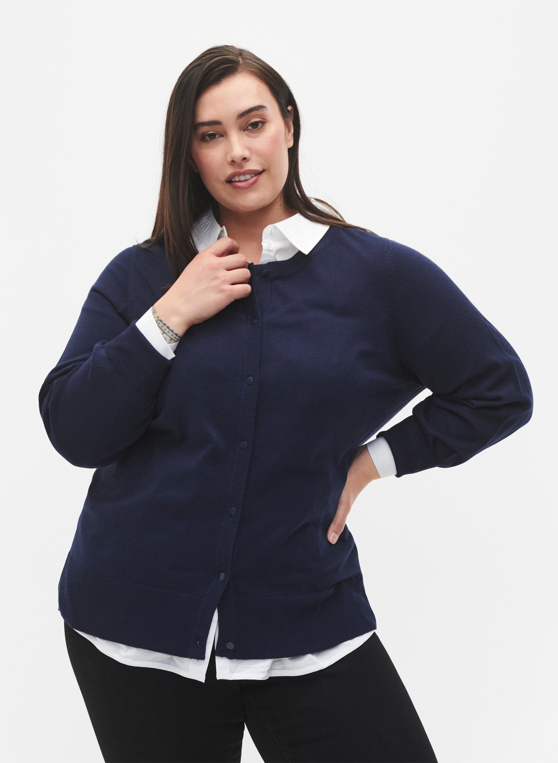 Zizzi Stickad viskoskofta med knappar, Navy Blazer, Model image number 0
