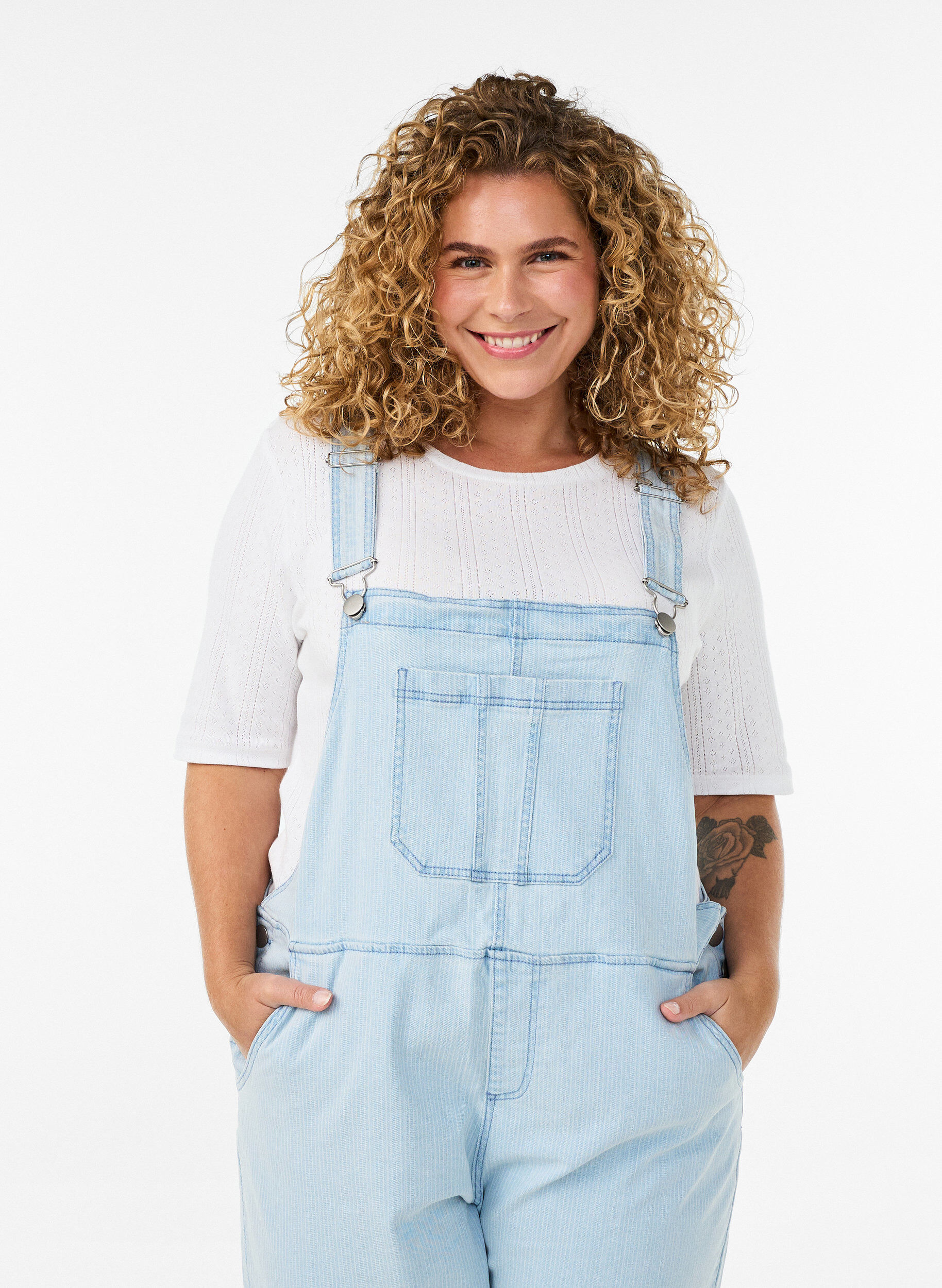 ZizziRandiga denim h&auml;ngselbyxor?, Bl&aring;, Model image number 2