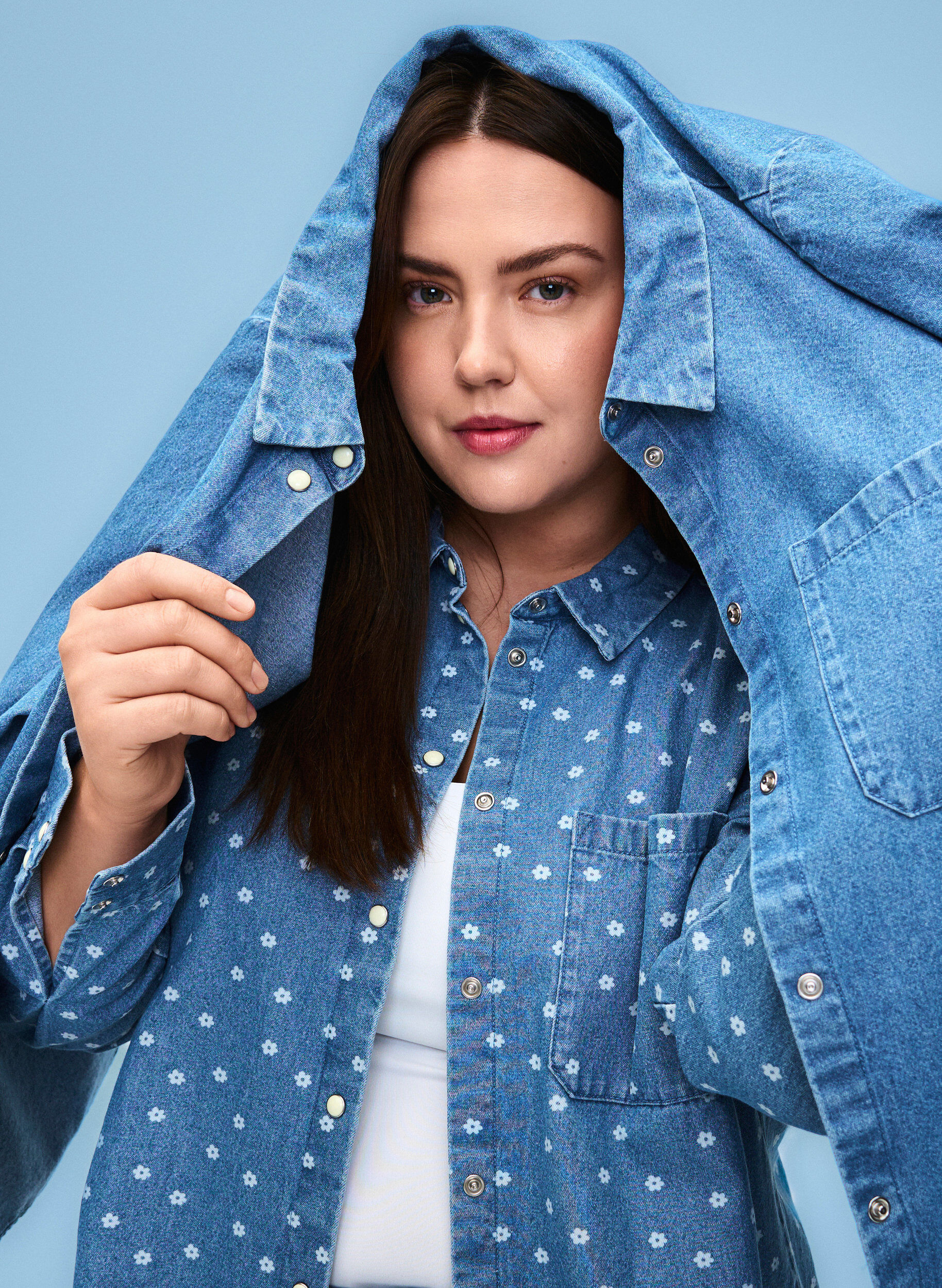 Zizzi Blommig denimskjorta med br&ouml;stficka, Light Blue w.Flowers, Image image number 0