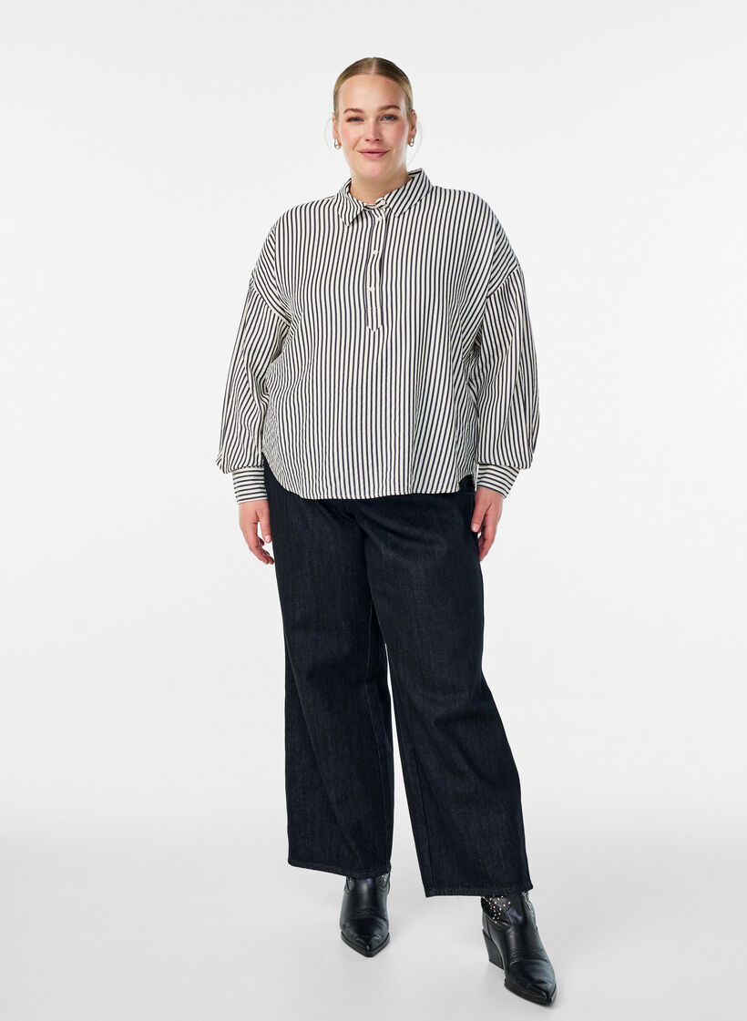 Randig skjorta med knappdetalj baktill, Svart, Model image number 1