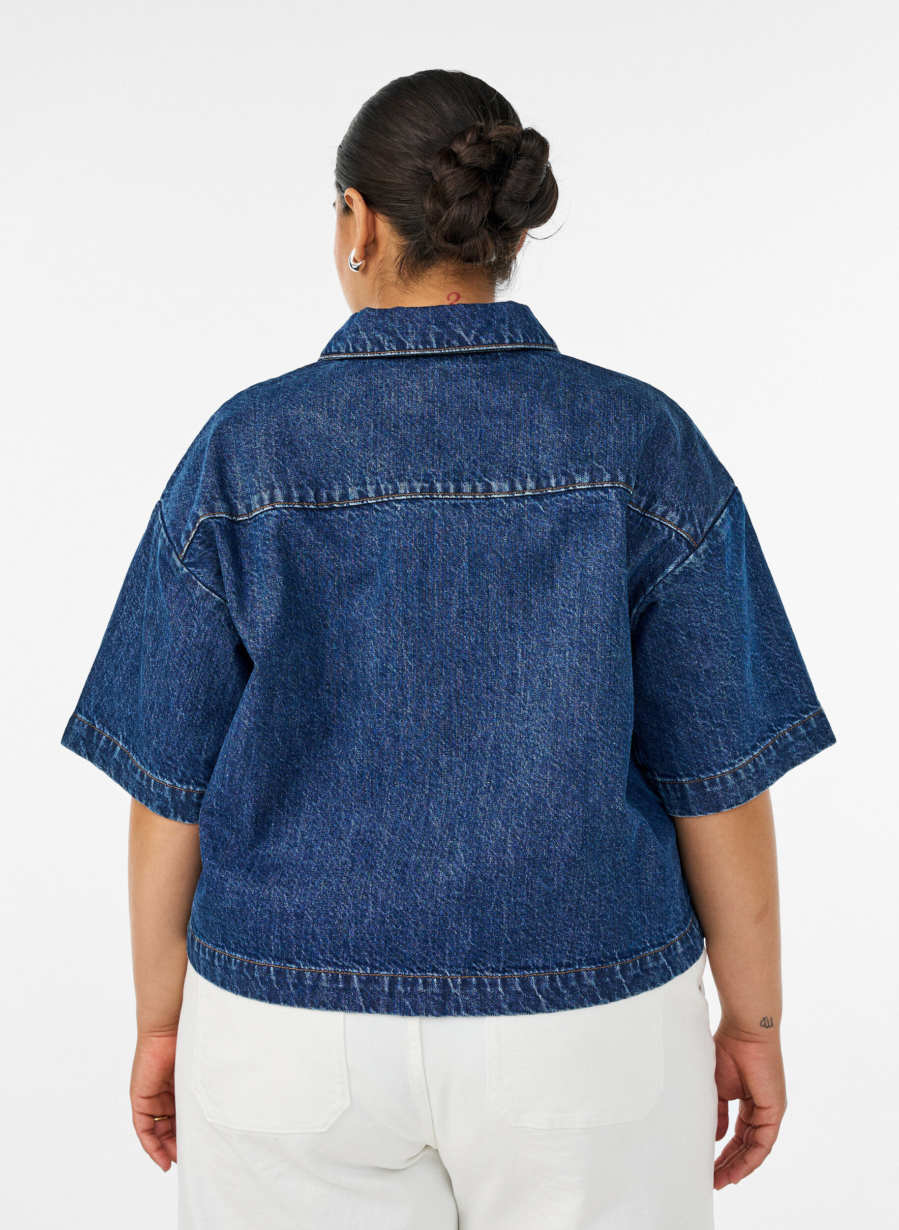 ZizziKort&auml;rmad jeansjacka med kn&auml;ppning, Bl&aring;, Model image number 2