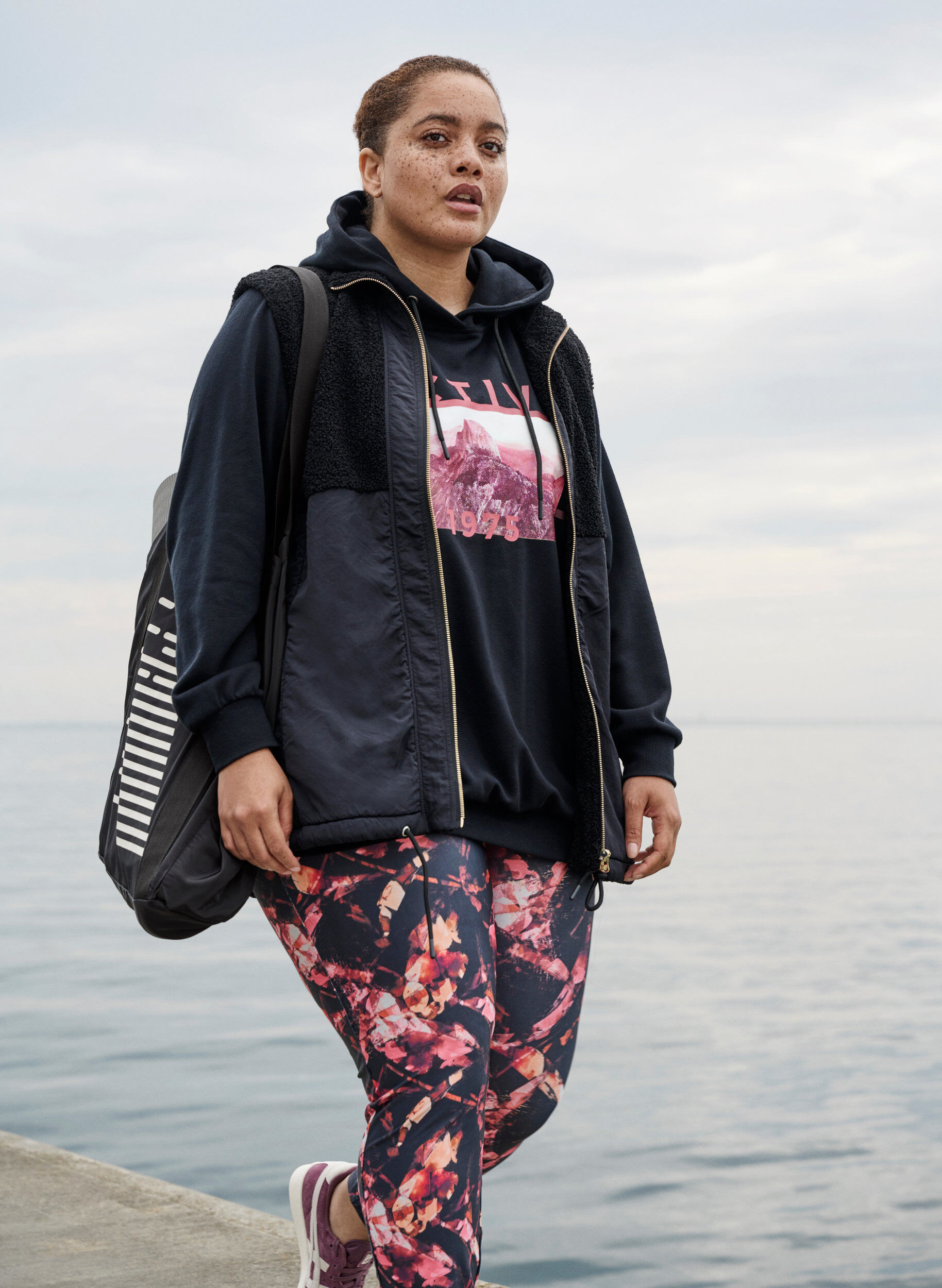 Zizzi Kort v&auml;st med teddy och dragkedja framtill, Black, Image image number 0