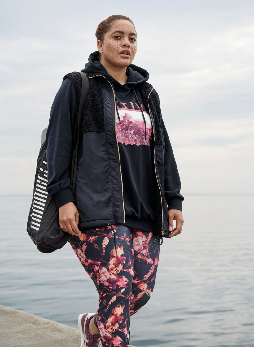 Kort v&auml;st med teddy och dragkedja framtill, Black, Image image number 0