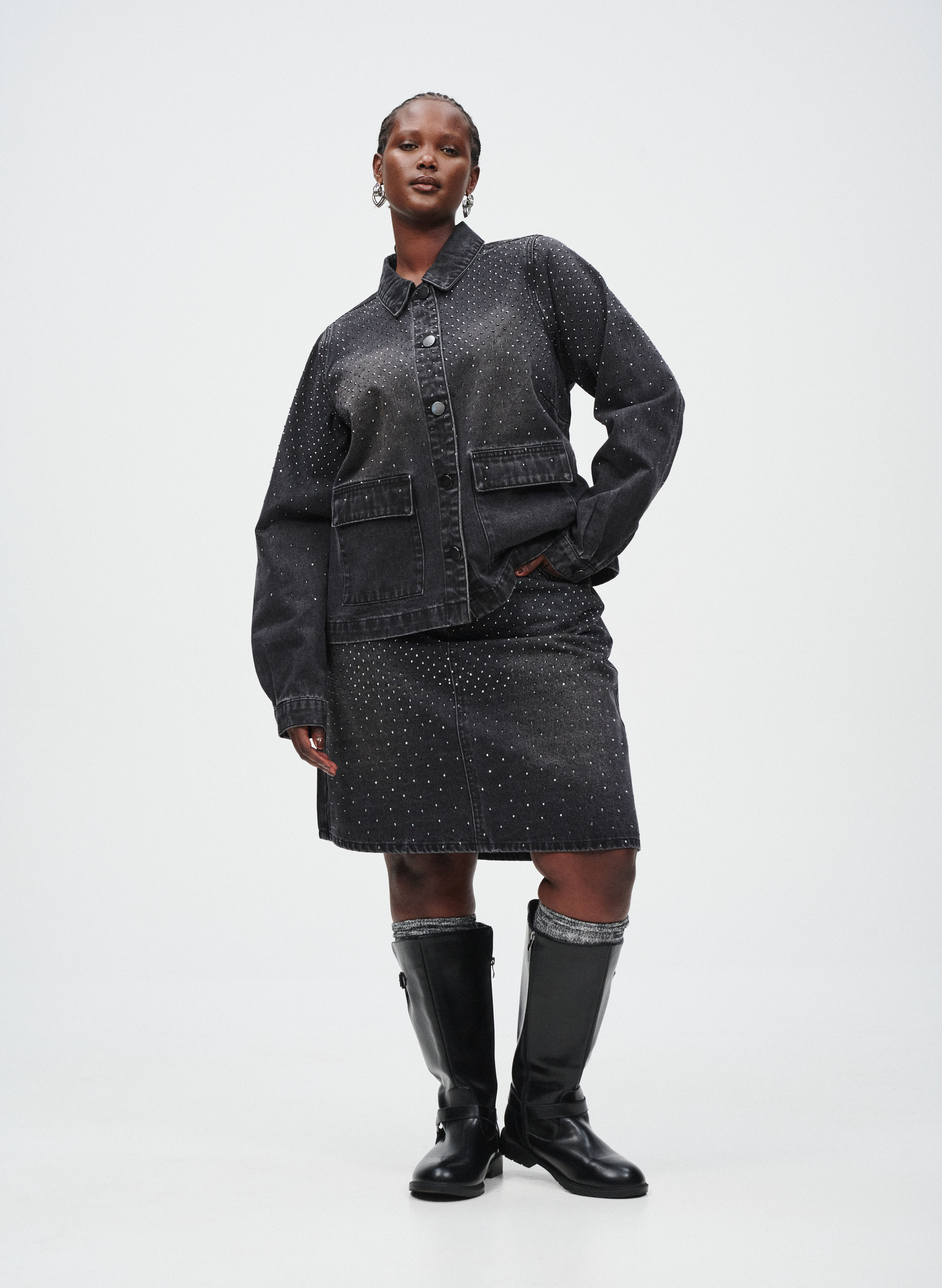 Denim med stendetaljer, , Model