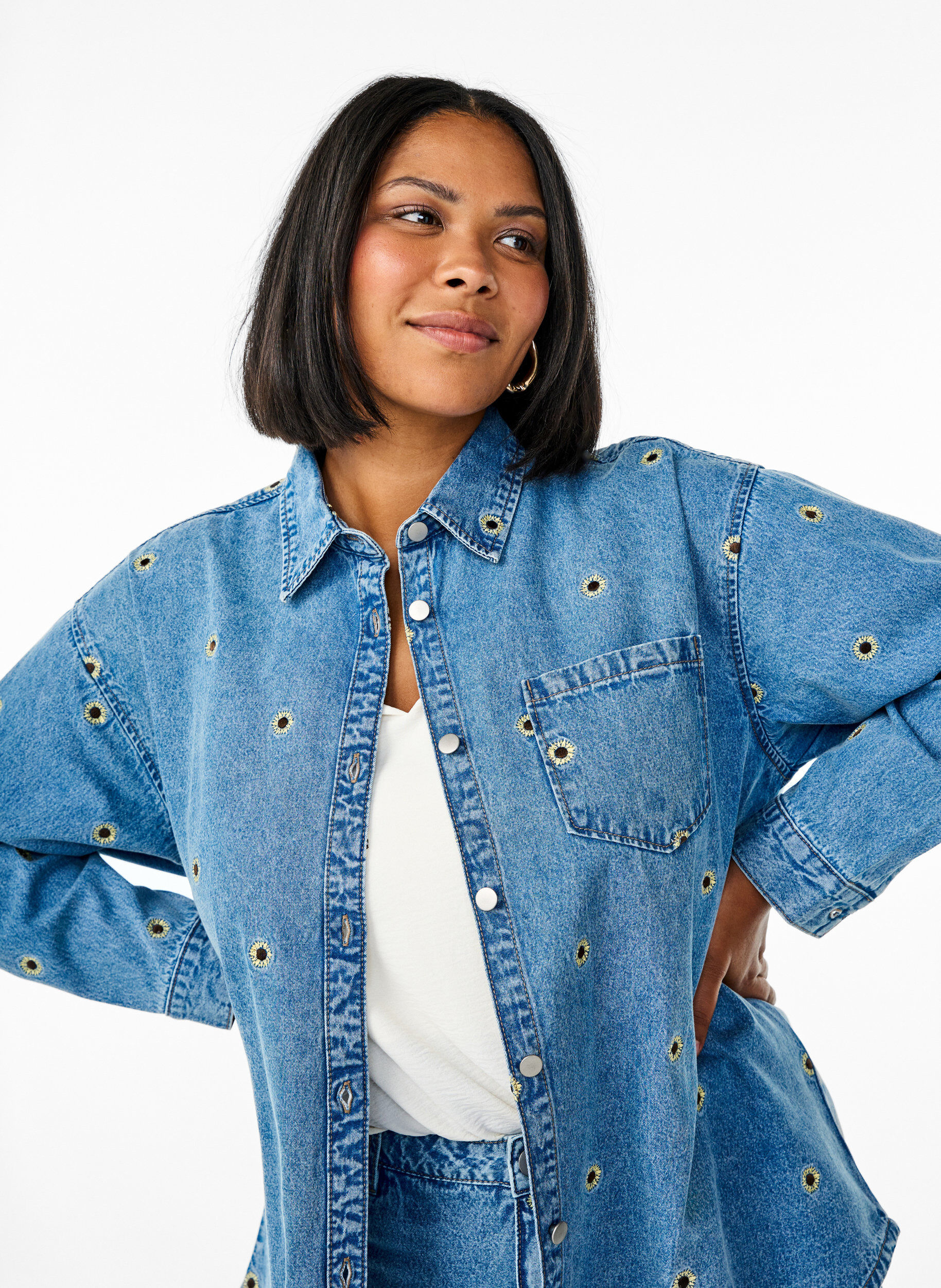 Zizzi Denimskjorta med broderade jordgubbar, Bl&aring;, Model image number 3