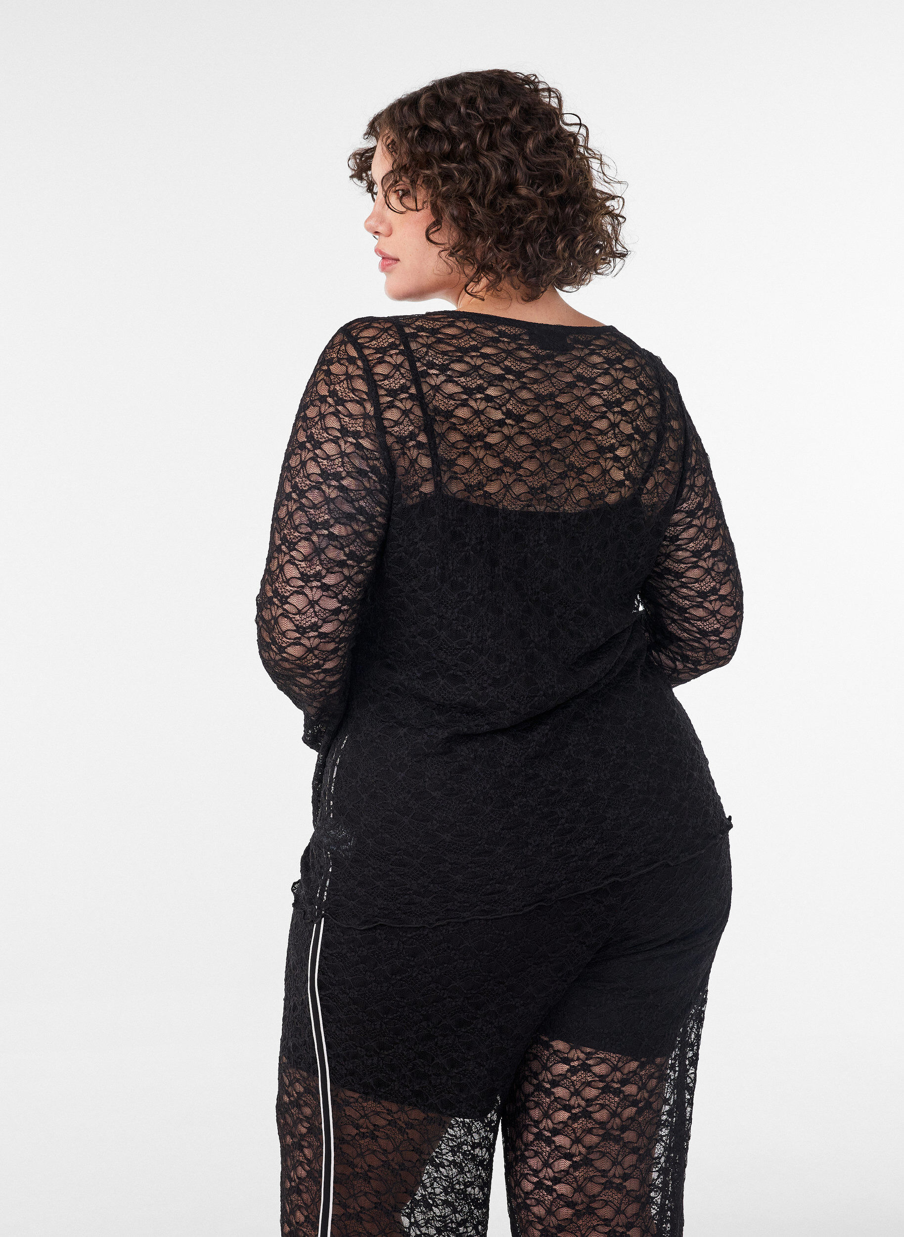 ZizziBlus i genomskinlig spets med l&aring;nga &auml;rmar, Svart, Model image number 2