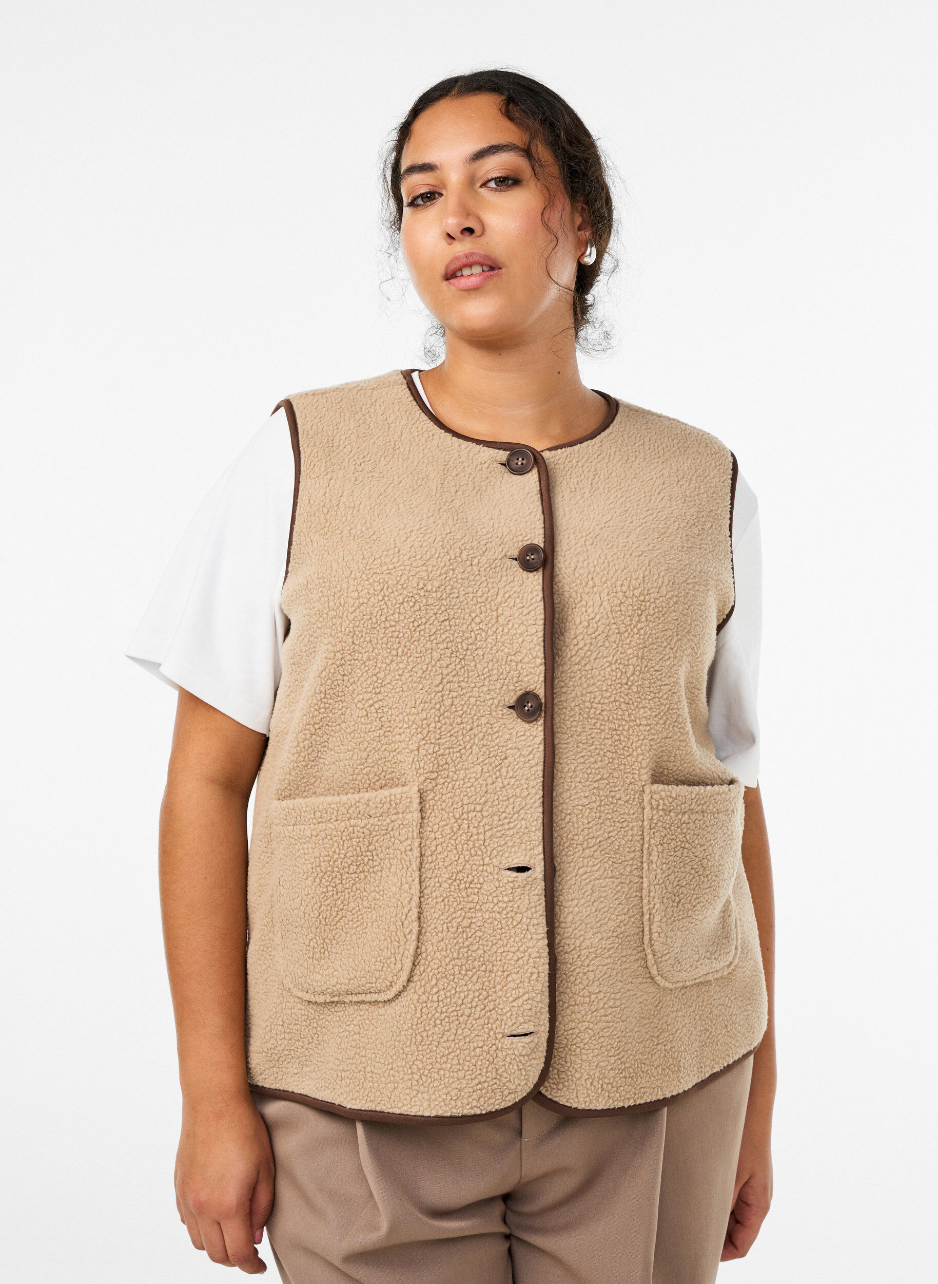 V&auml;st i teddyfleece med kontrastkanter, Beige, Model
