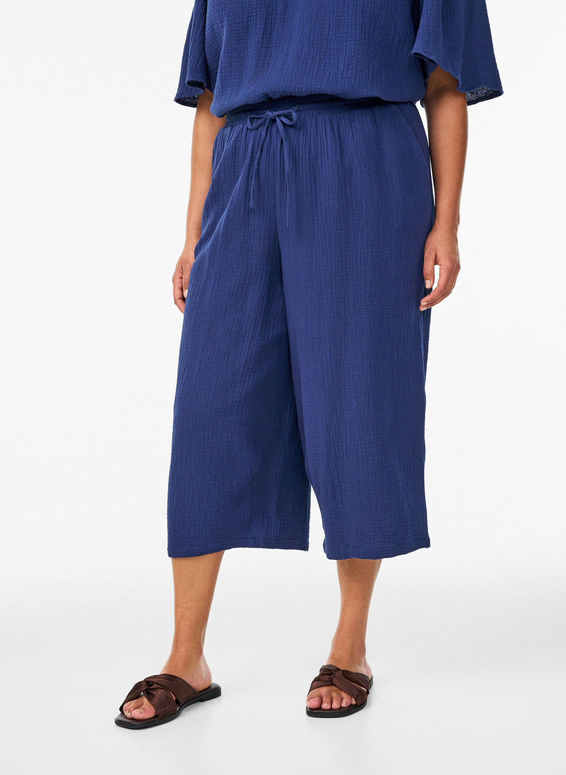 Zizzi Blus i bomullsmuslin med broderie anglaise och 1/2-&auml;rm, Bl&aring;, Model image number 3