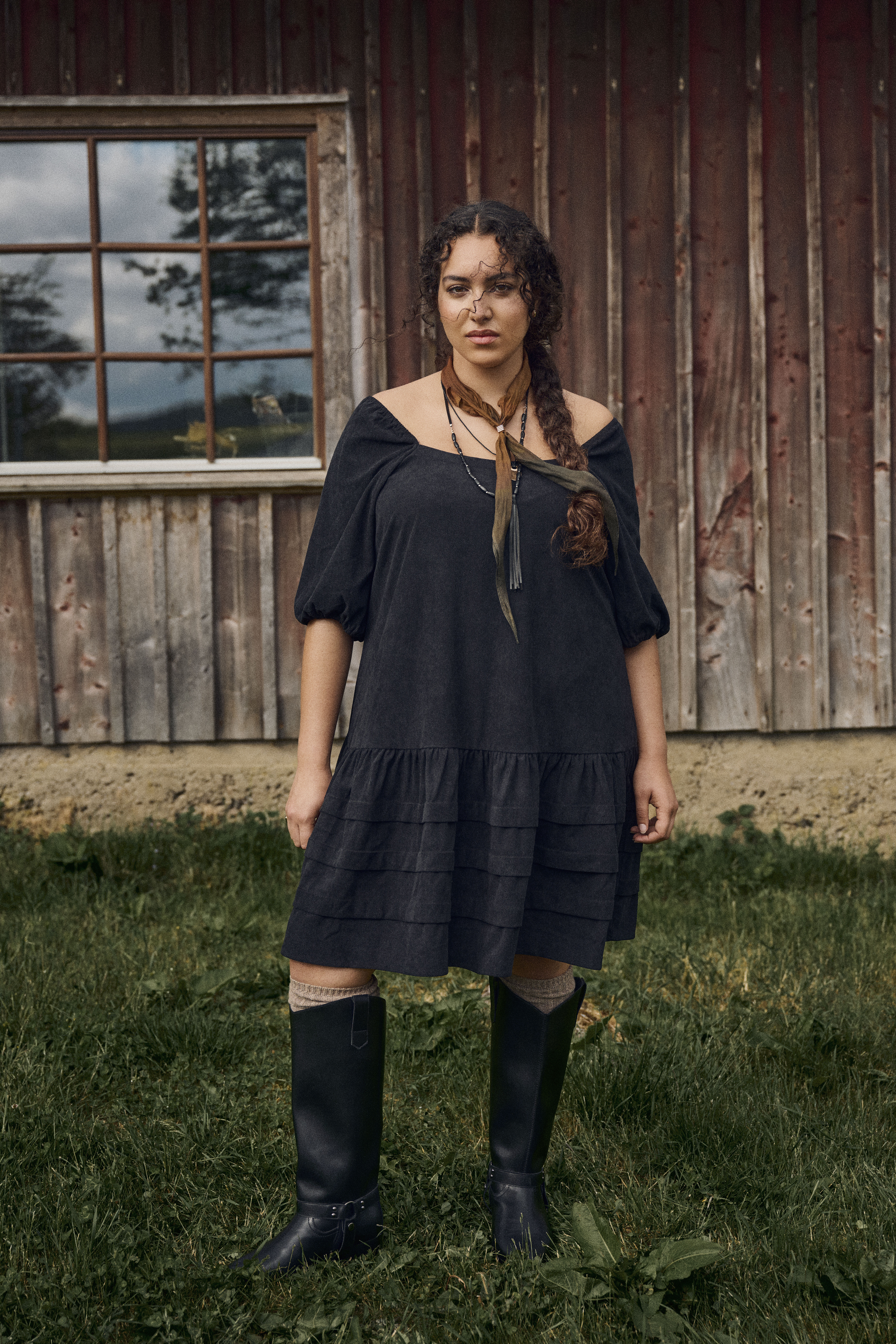 Zizzi Sammetskl&auml;nning med fyrkantig halsringning, , Model