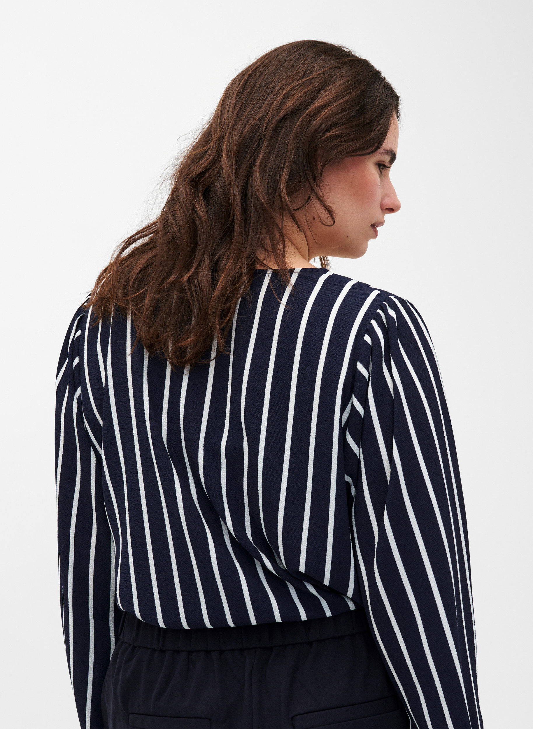 Zizzi Skjortblus med V-ringning och tryck, Maritime Blue Stripe, Model image number 1
