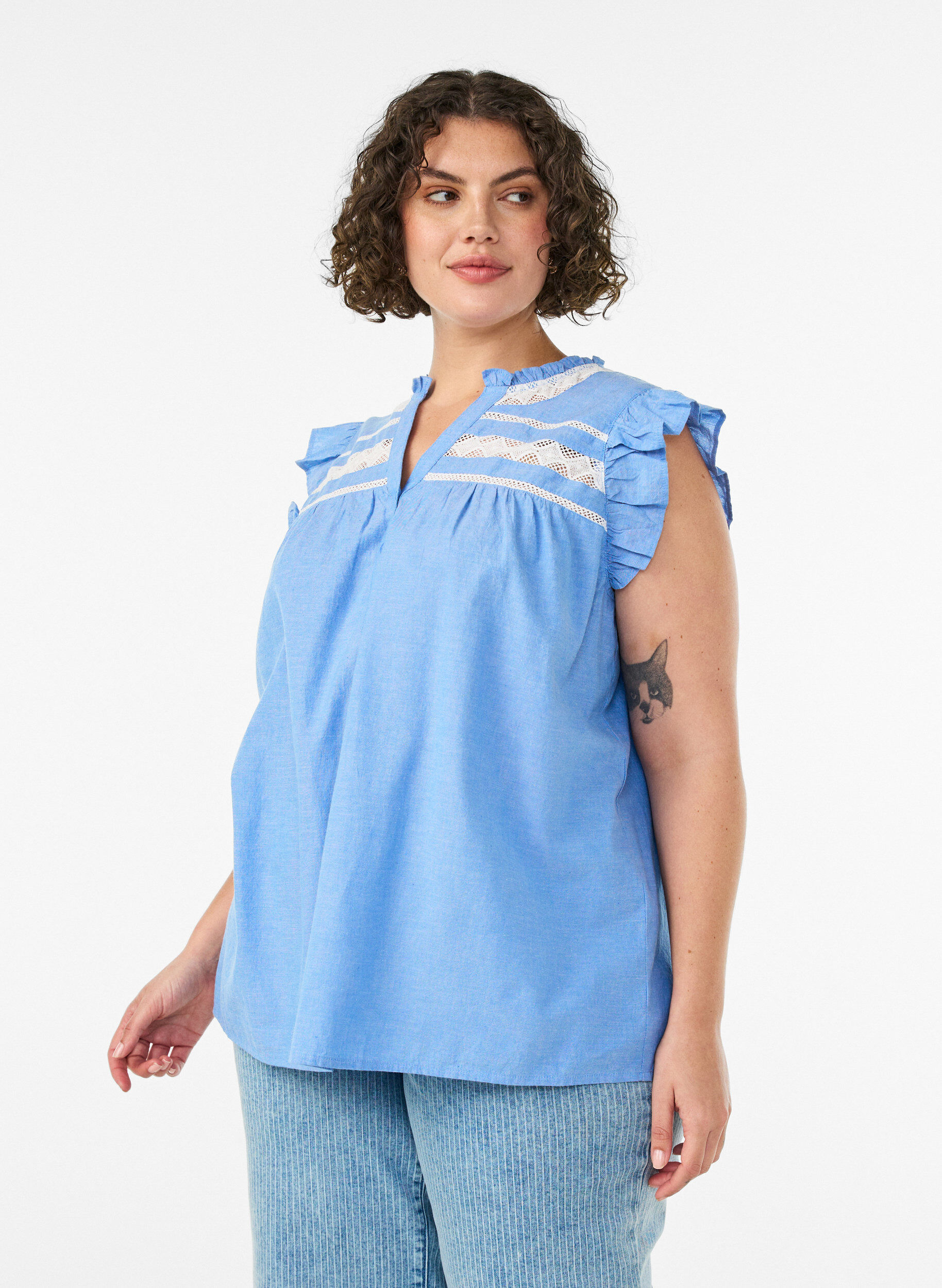 &Auml;rml&ouml;s blus i bomull med volangkanter, Bl&aring;, Model