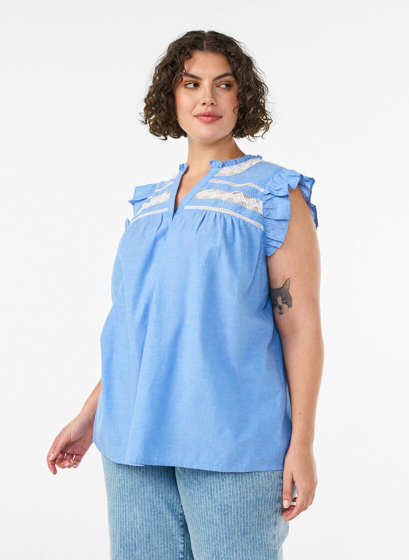 &Auml;rml&ouml;s blus i bomull med volangkanter, Bl&aring;, Model image number 0