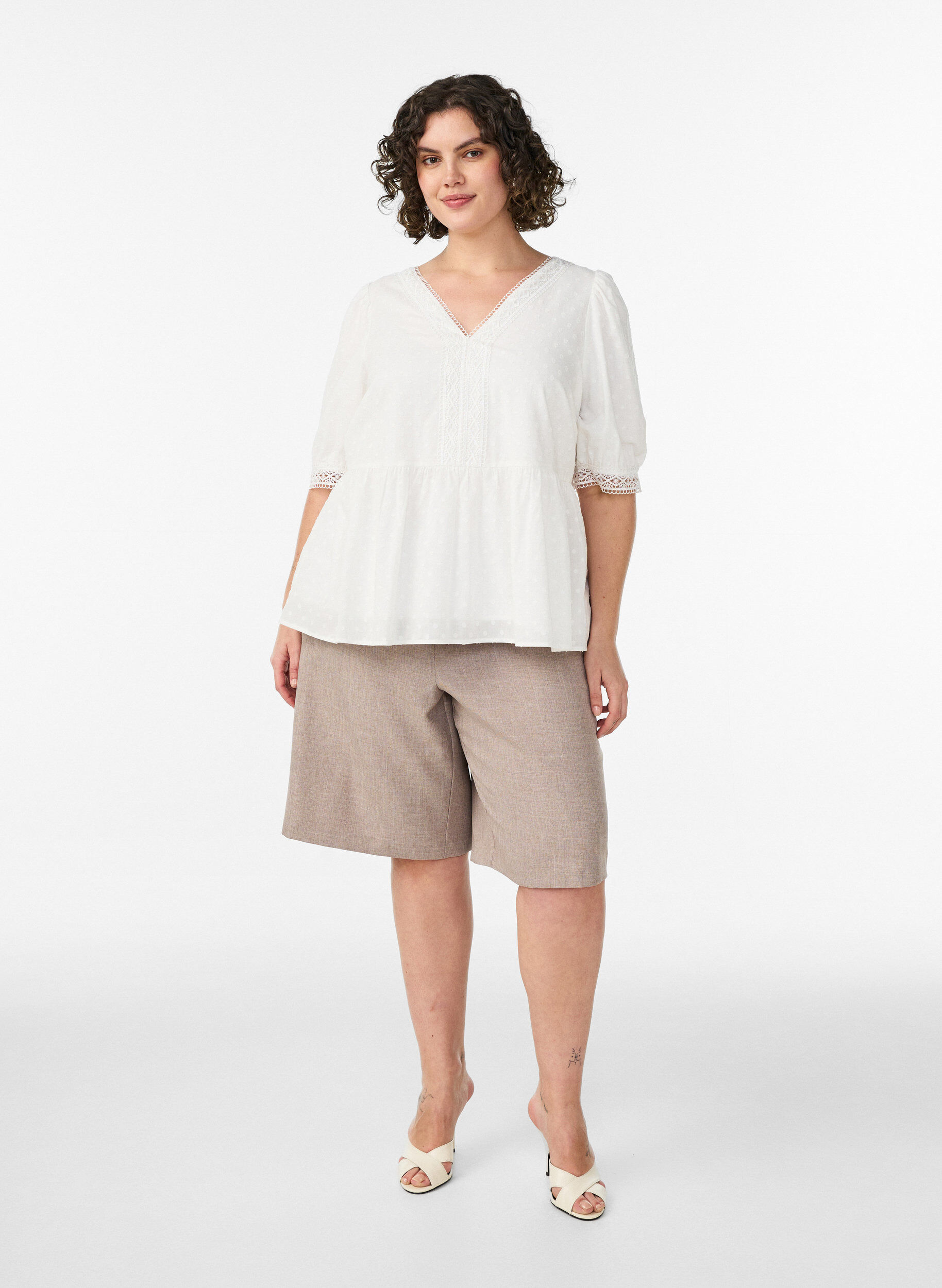 Zizzi Blus i texturerad bomull med virkade detaljer, Vit, Model image number 1