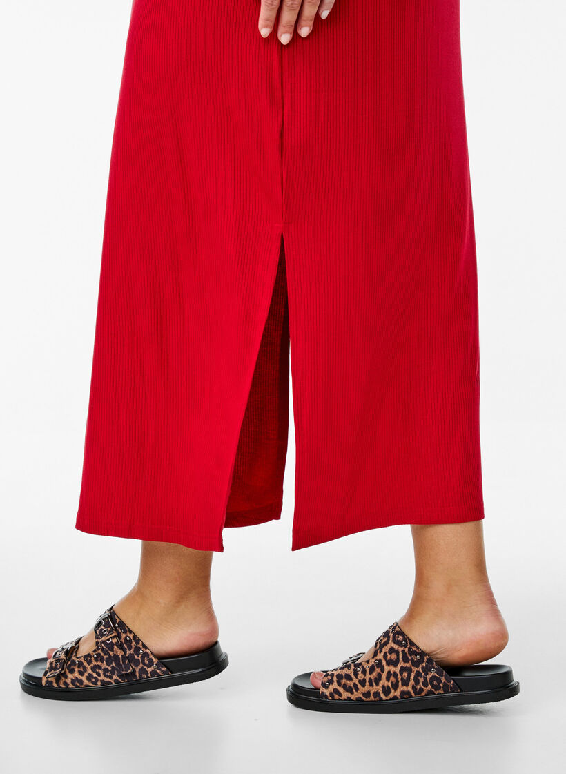 Ärmlös ribbad klänning i viskos, Röd, Model image number 2