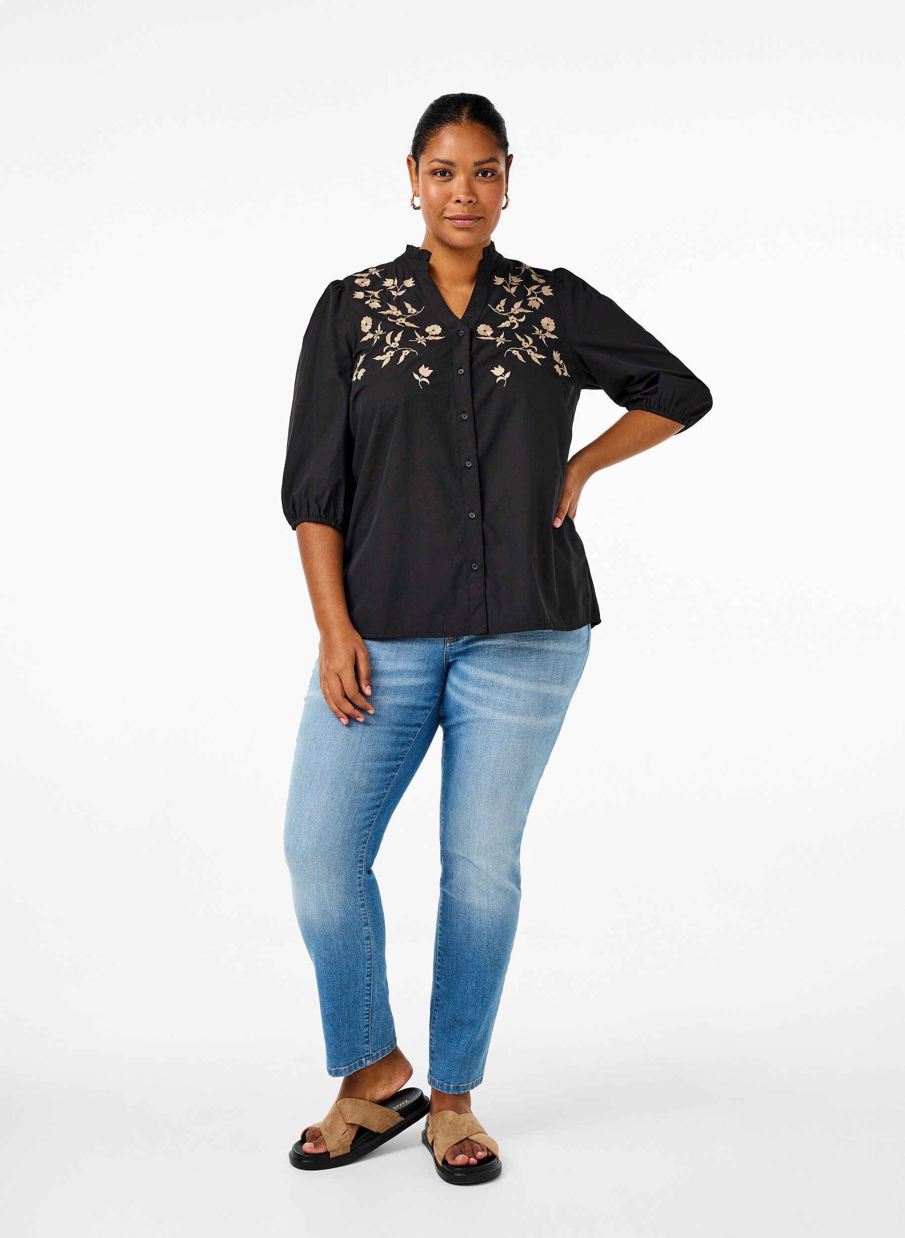 Zizzi Skjortblus med broderade blommor och trekvarts&auml;rmar, Black W. Beige Emb. , Model image number 2