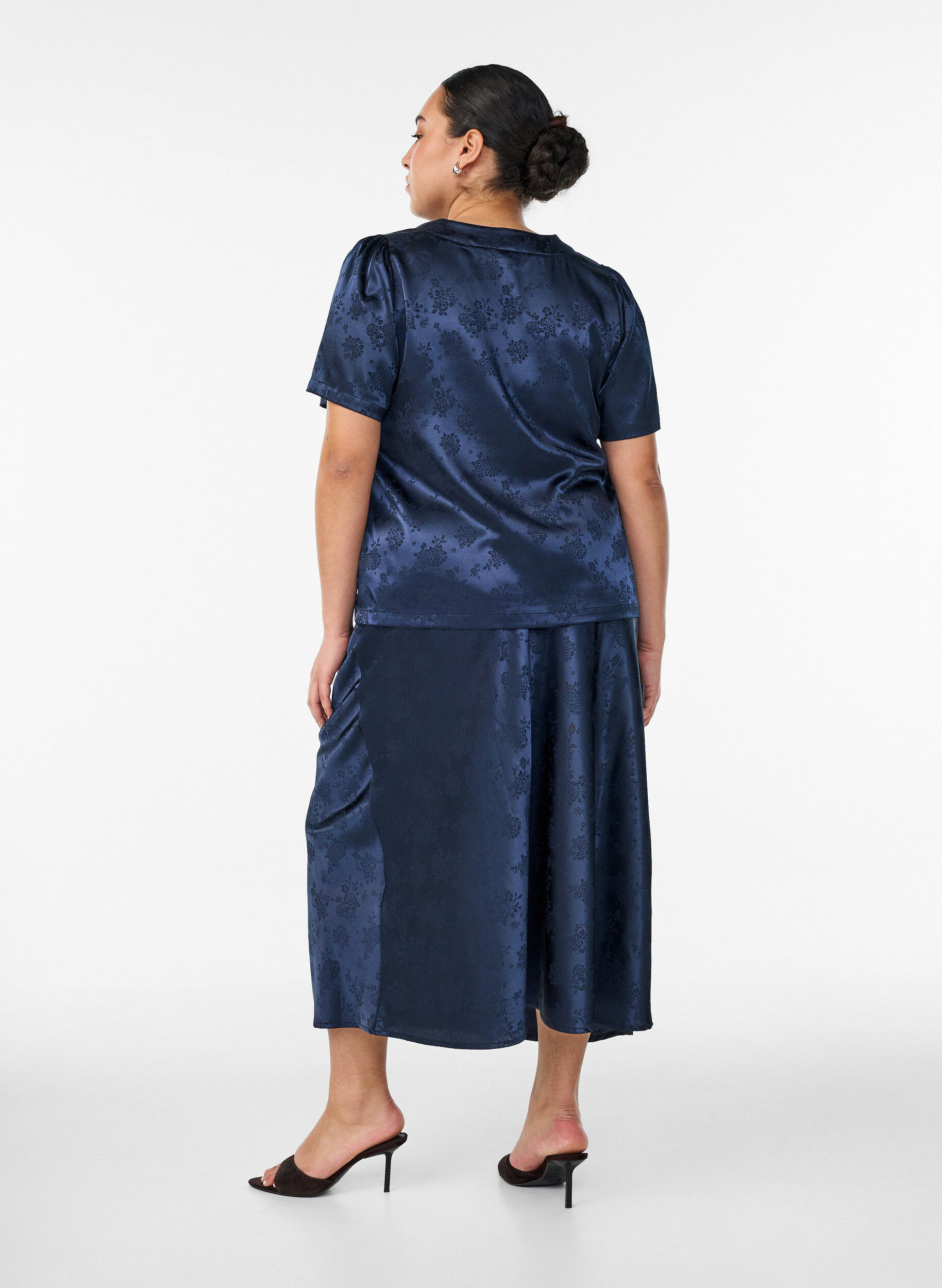 ZizziKjol i satin med ett ton-i-ton blomm&ouml;nster, Bl&aring;, Model image number 1