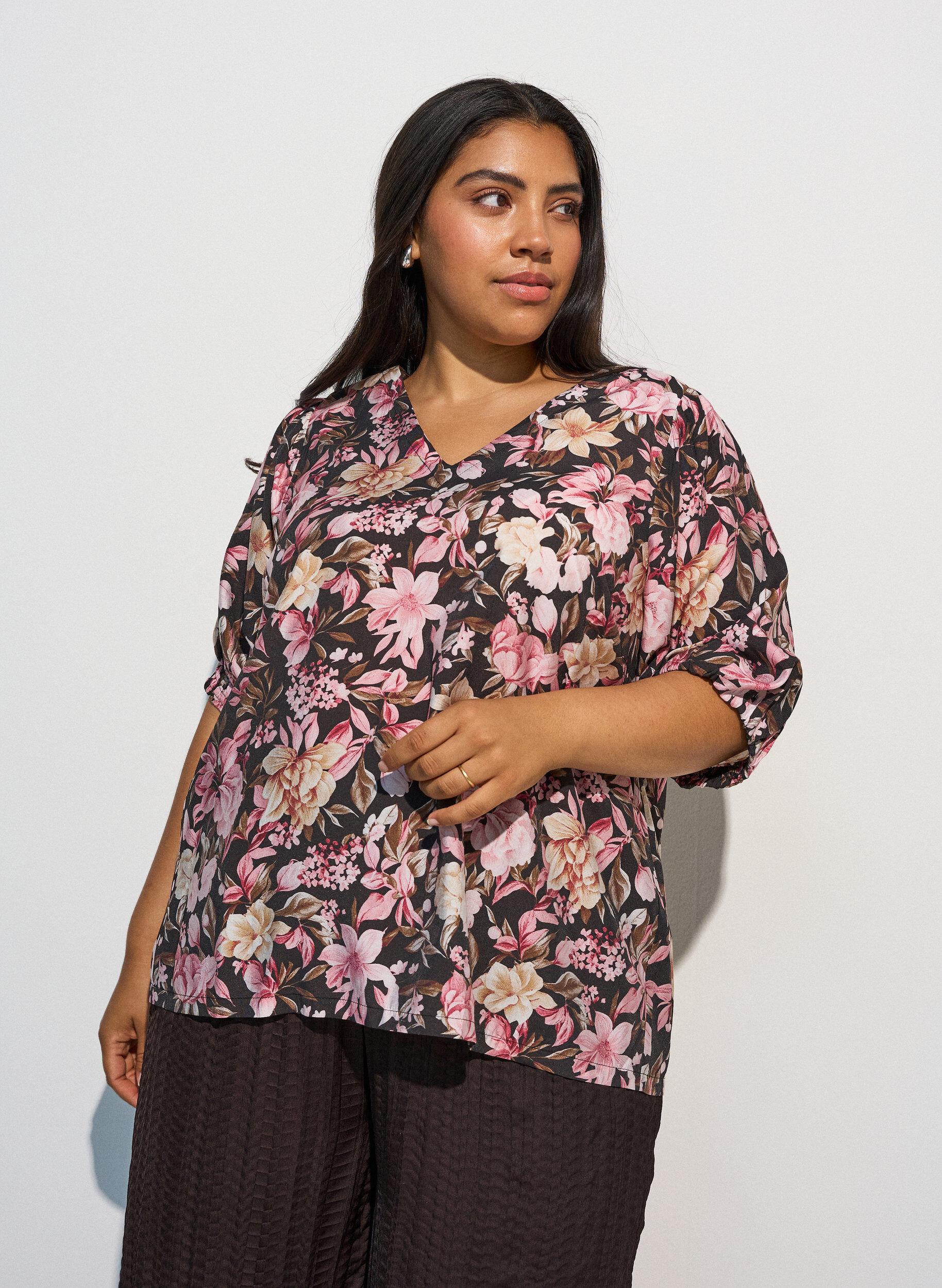 Blus i viskos med v-ringning, Rosa, Model