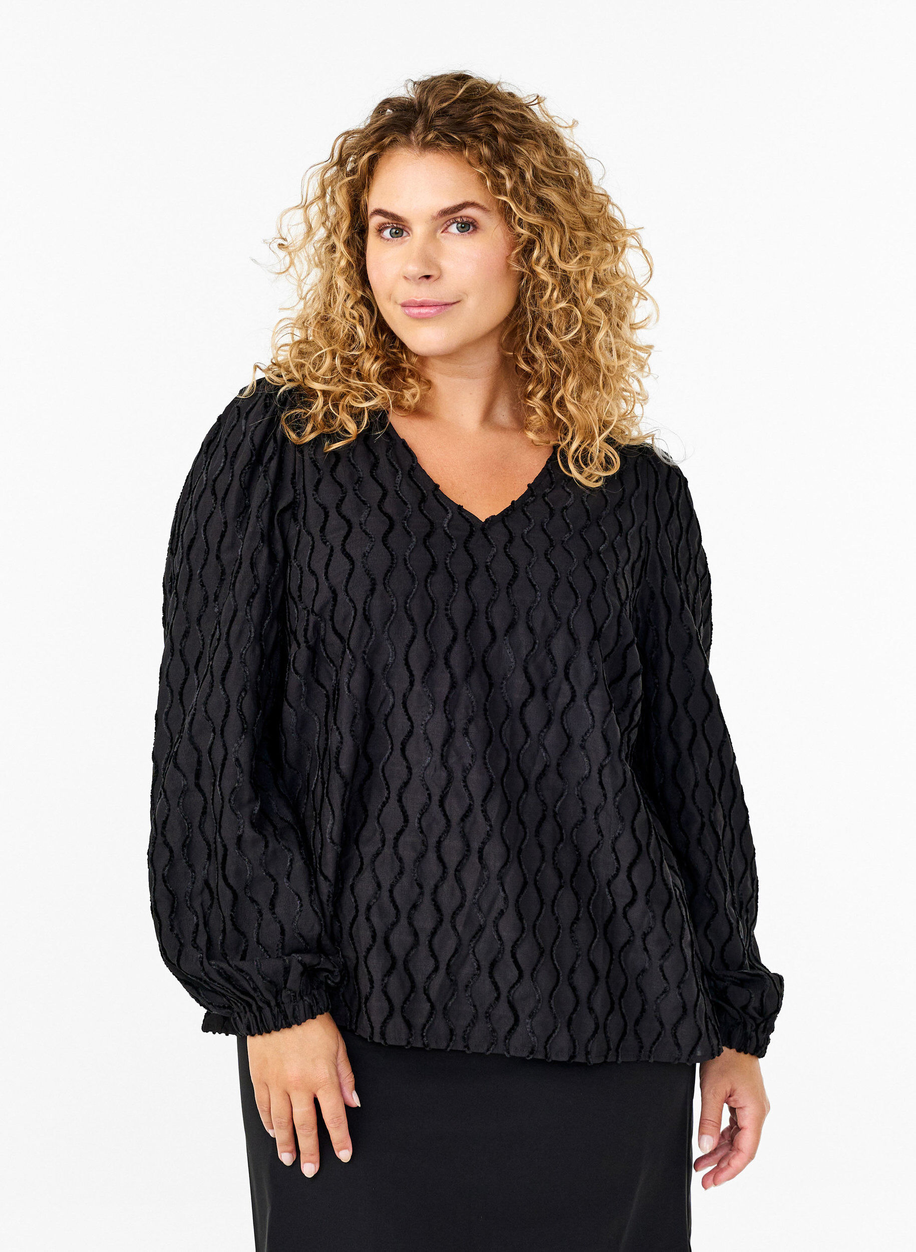Zizzi L&aring;ng&auml;rmad m&ouml;nstrad blus med V-ringning, Black, Model image number 0