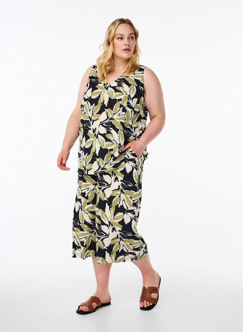 M&ouml;nstrad topp med v-ringning, Svart, Model image number 1