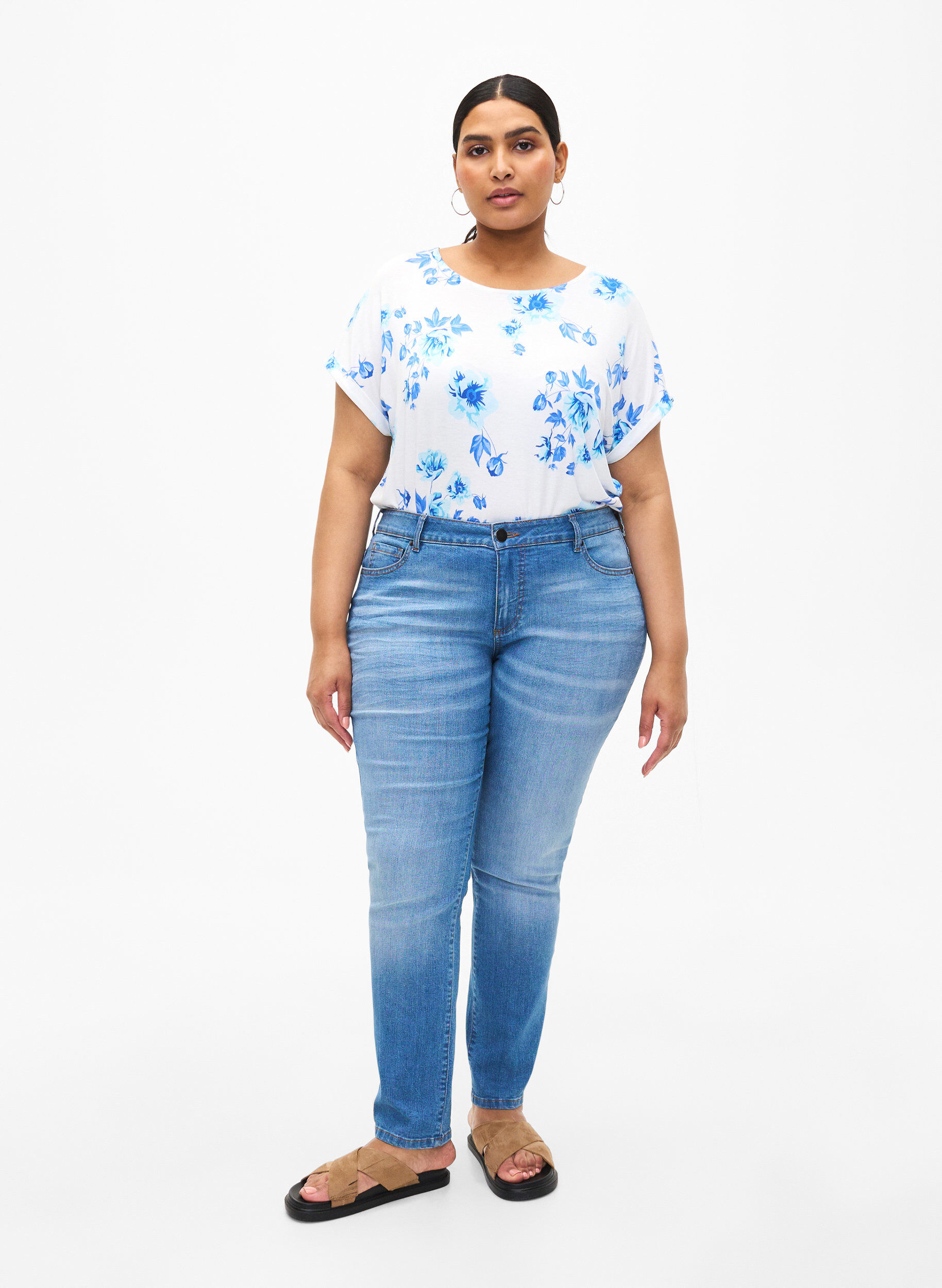 Zizzi Blommig blus i viskos med kort &auml;rm, White Blue AOP, Model image number 2
