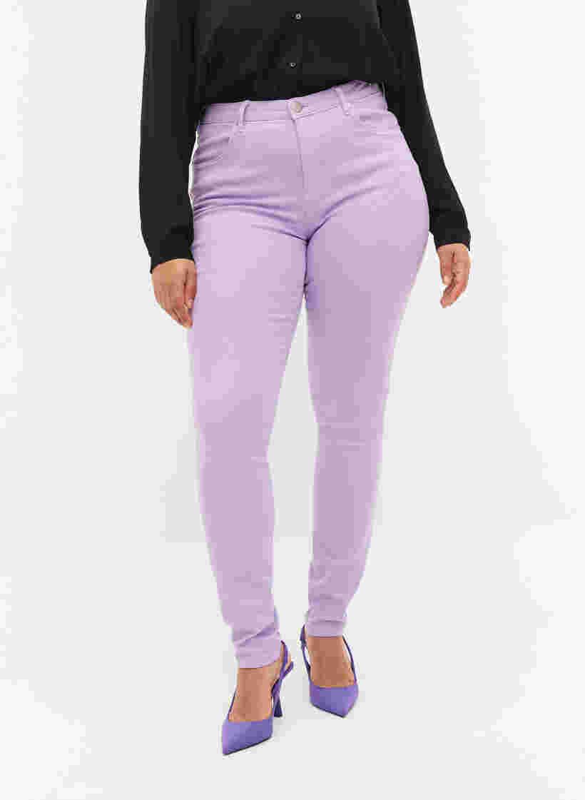 Högmidjade Amy jeans med super slim passform, Lavender, Model image number 3