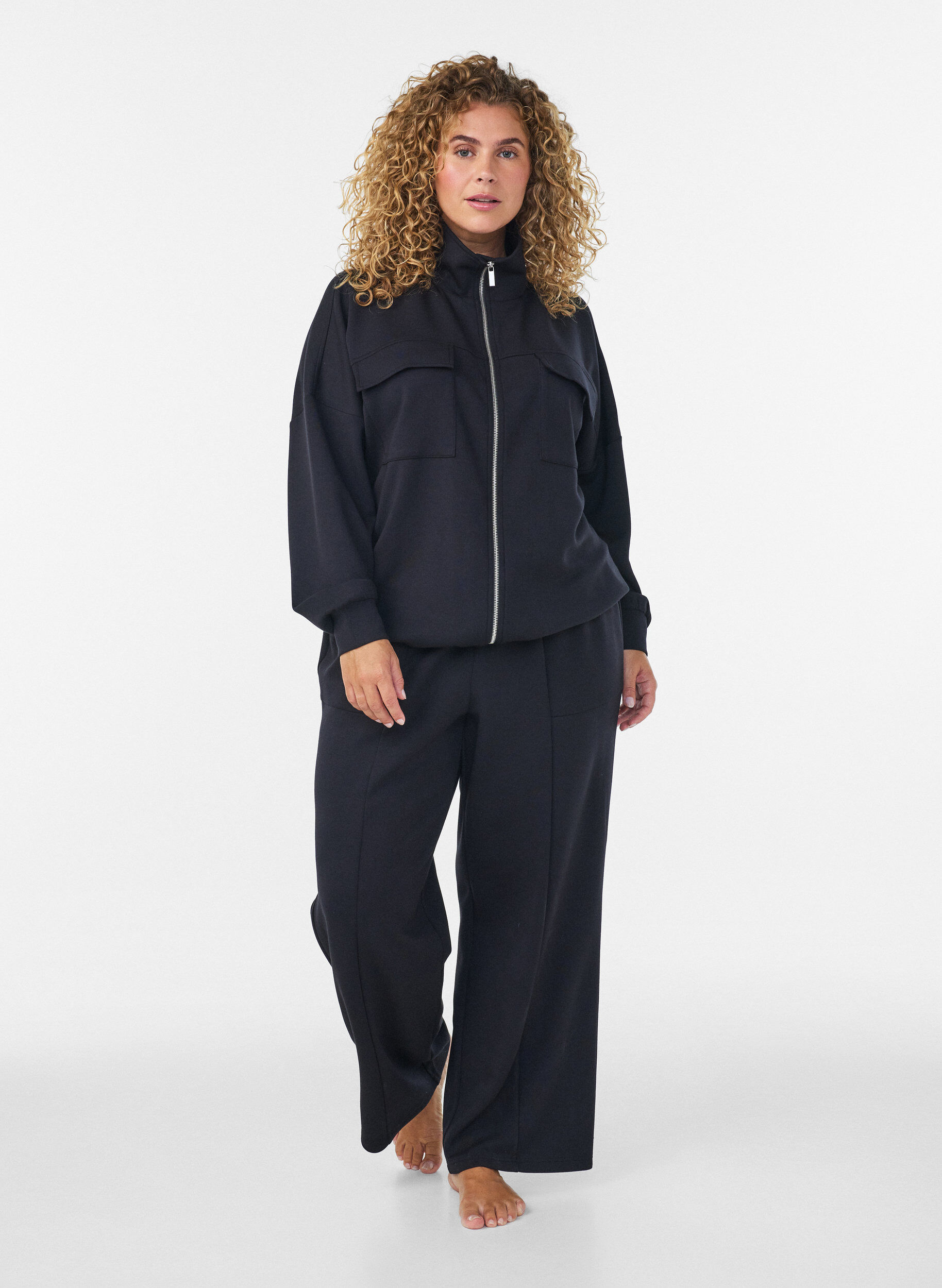 ZizziL&ouml;sa jerseybyxor med h&ouml;g midja och fickor, Svart, Model image number 0