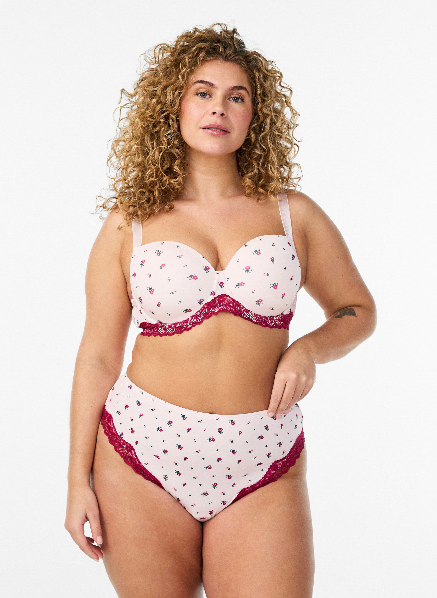 ZizziBraziliantrosa med blomsterm&ouml;nster och spets, Rosa, Model image number 0