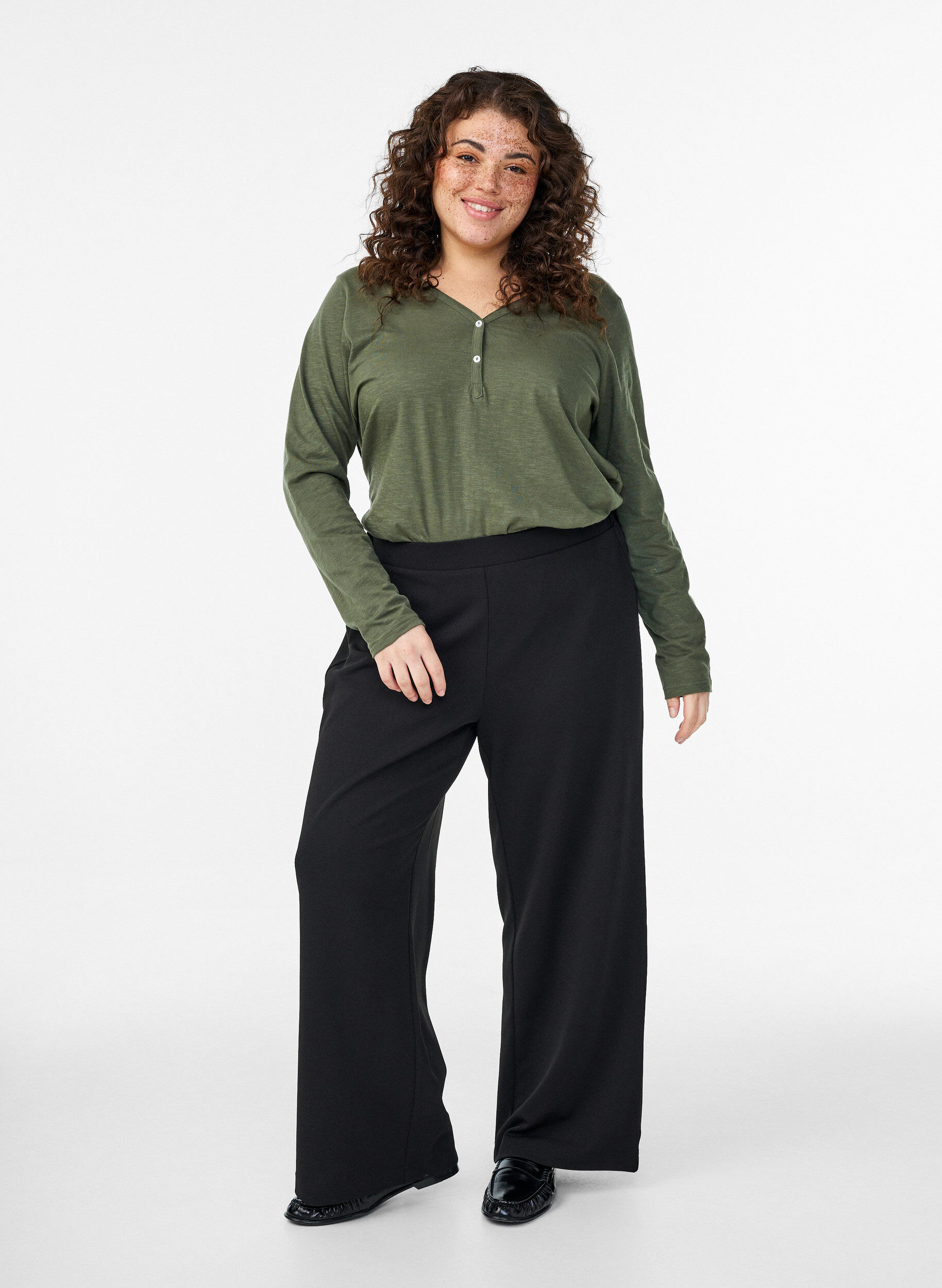 ZizziL&aring;ng&auml;rmad t-shirt med v-ringning och knappar, Gr&ouml;n, Model image number 1