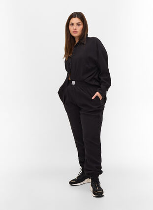 Enfärgad viskosskjorta med långa ärmar, Black, Model image number 3
