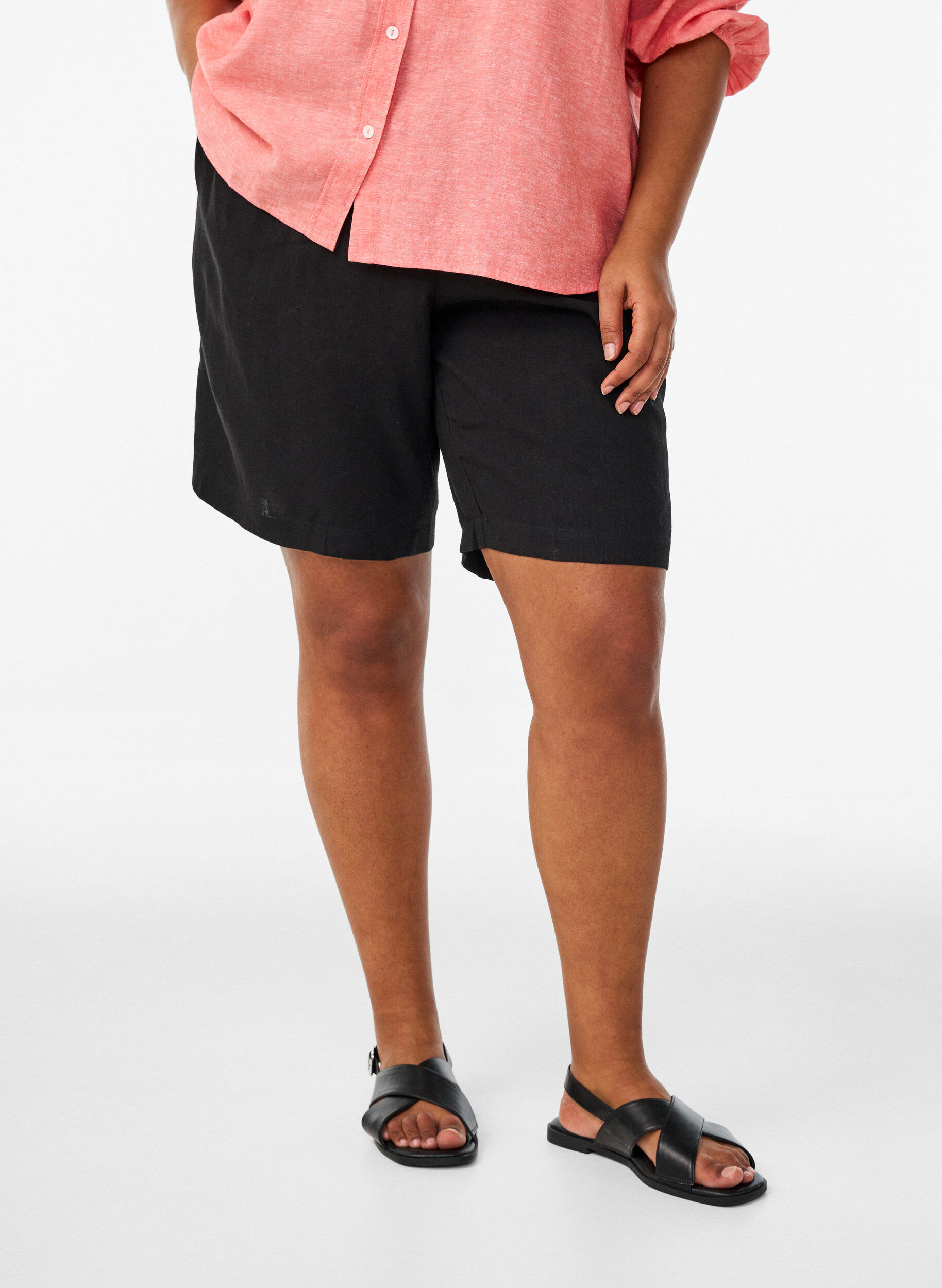 Zizzi Shorts i linne och viskos med h&ouml;g midja, Svart, Model image number 3