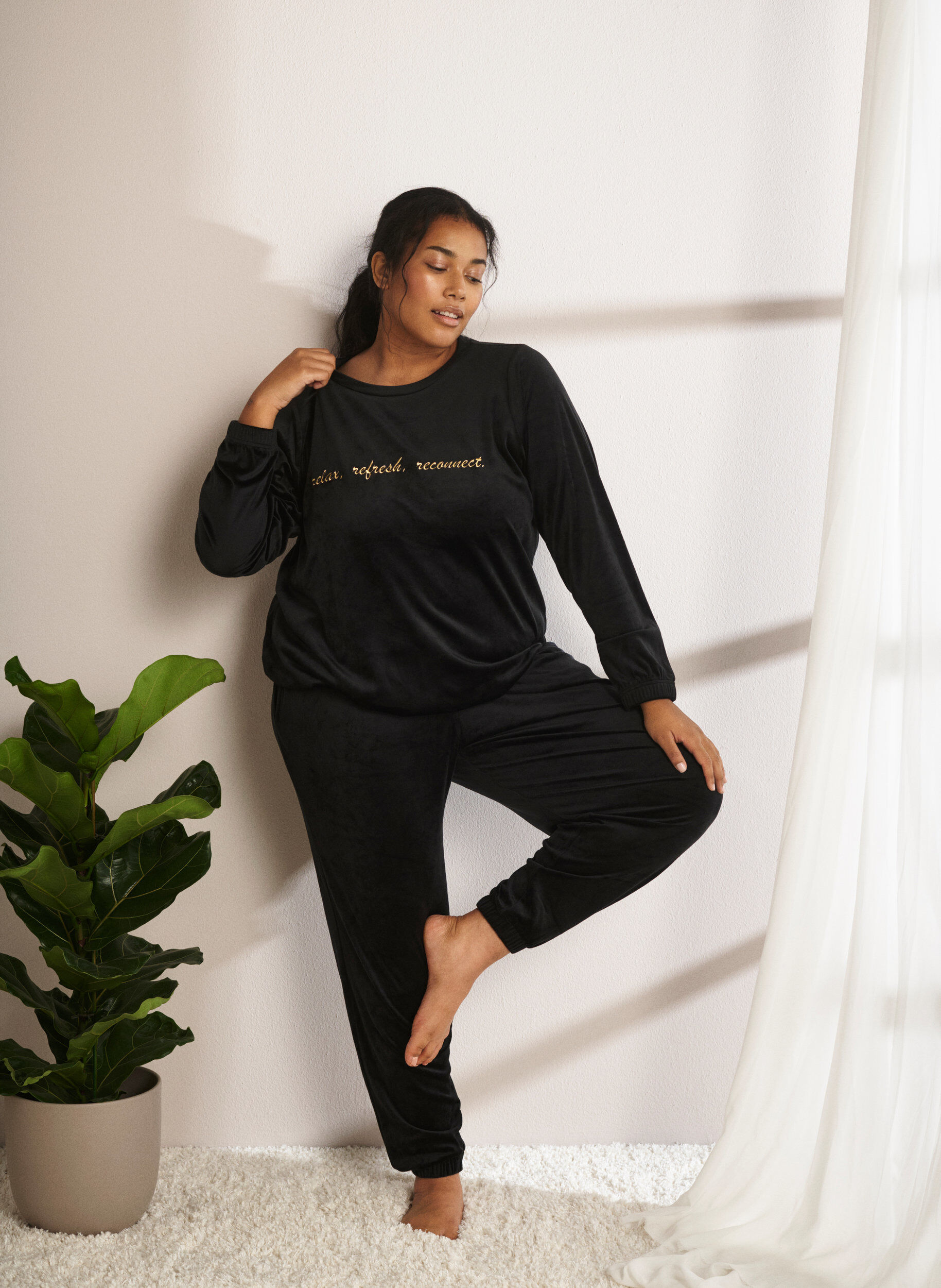 Zizzi Blus i velour med broderad text, Black, Image image number 0