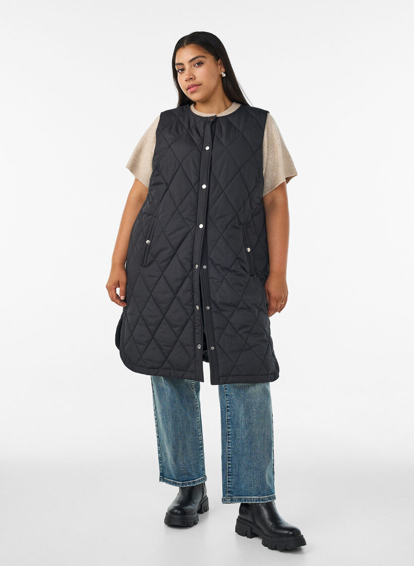 L&aring;ng quiltad v&auml;st med tryckknappar, Svart, Model image number 1