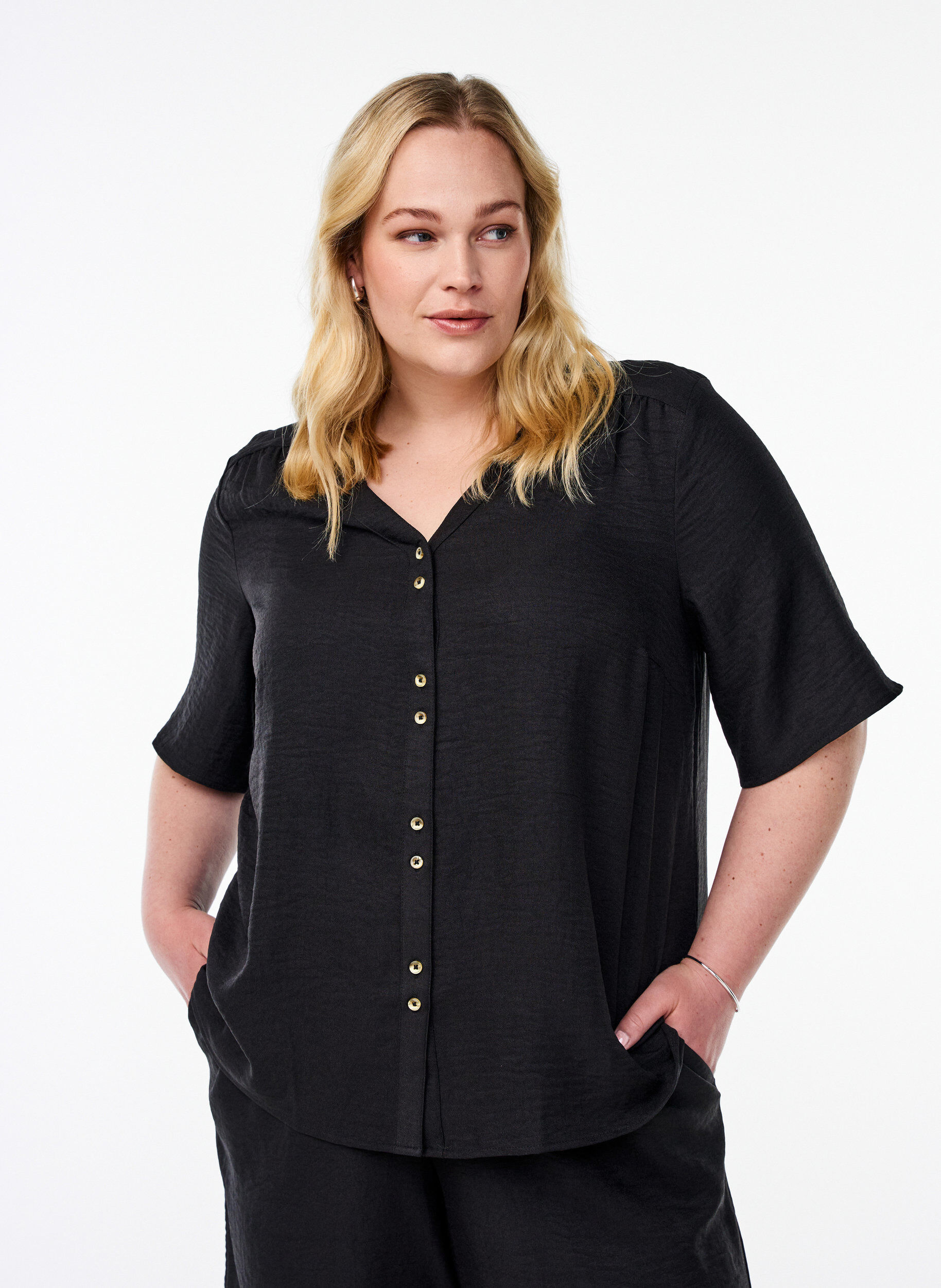 V-ringad skjortblus med korta &auml;rmar, Svart, Model