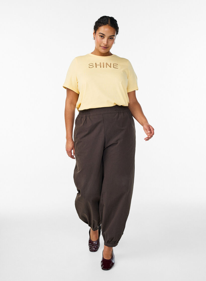 T-shirt i bomull med broderad text, Gul, Model image number 1