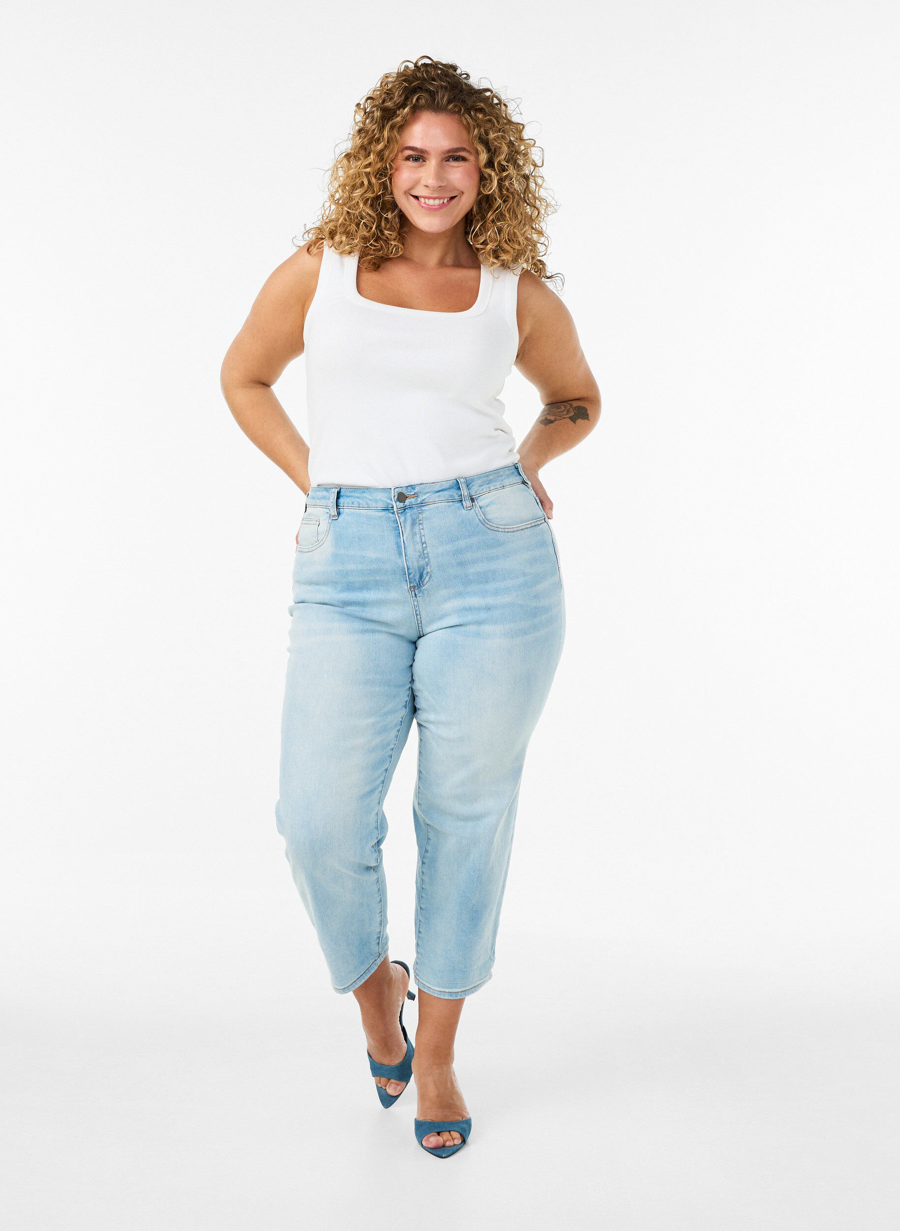 Croppade jeans med uppvikta ben och h&ouml;g midja, Bl&aring;, Model
