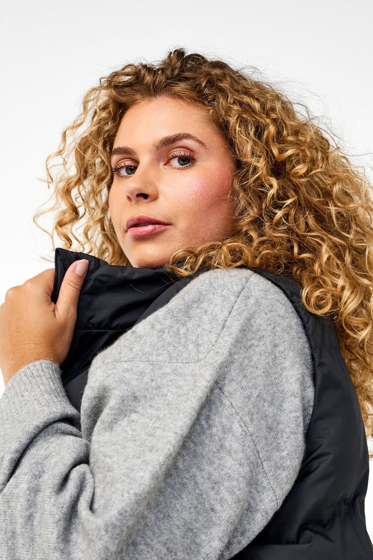 L&aring;ng v&auml;st med fickor och tv&aring;v&auml;gsdragkedja, Svart, Model image number 4