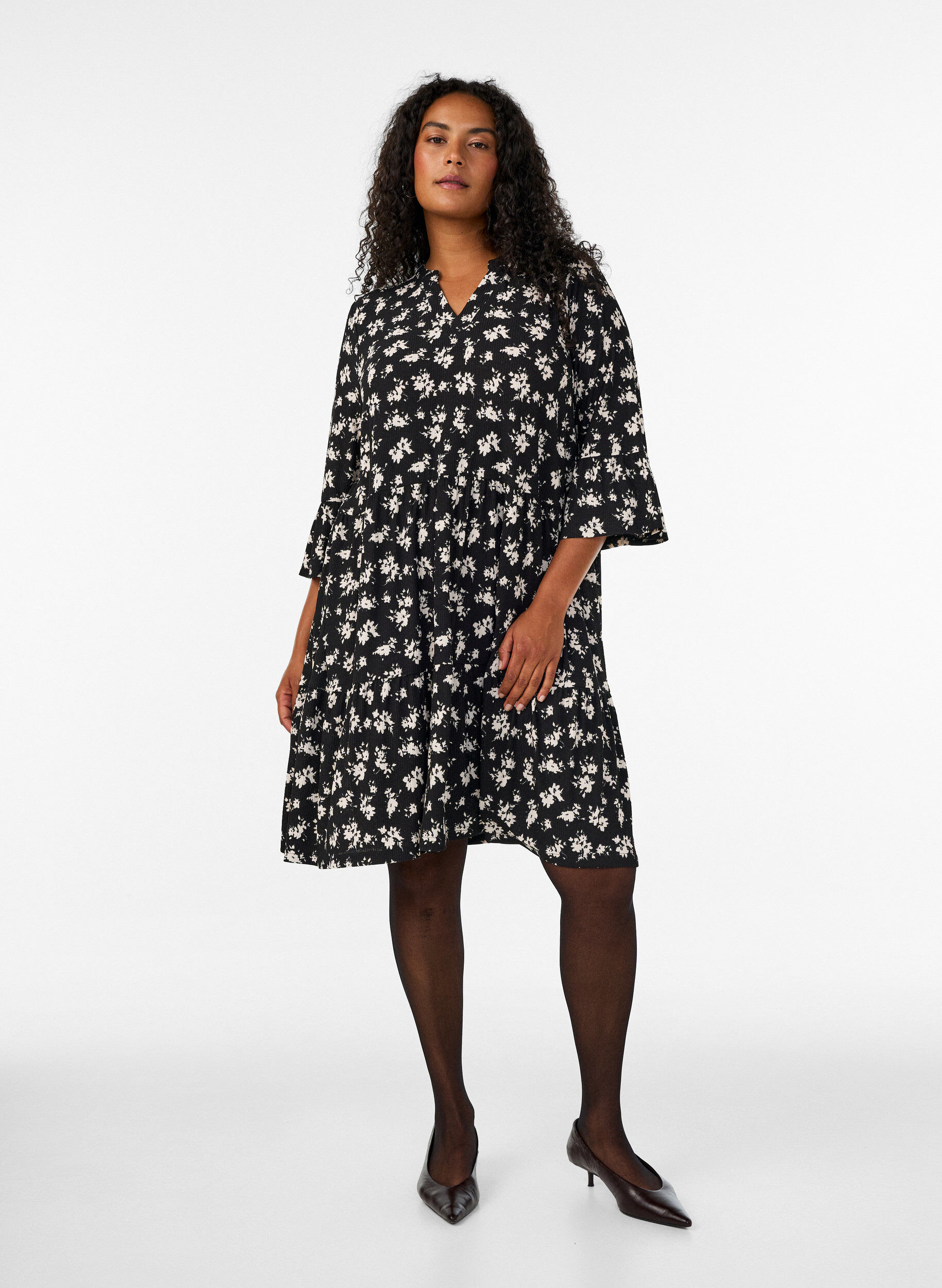 ZizziKort a-linjeformad kl&auml;nning i jersey med helt&auml;ckande m&ouml;nster, Svart, Model image number 1