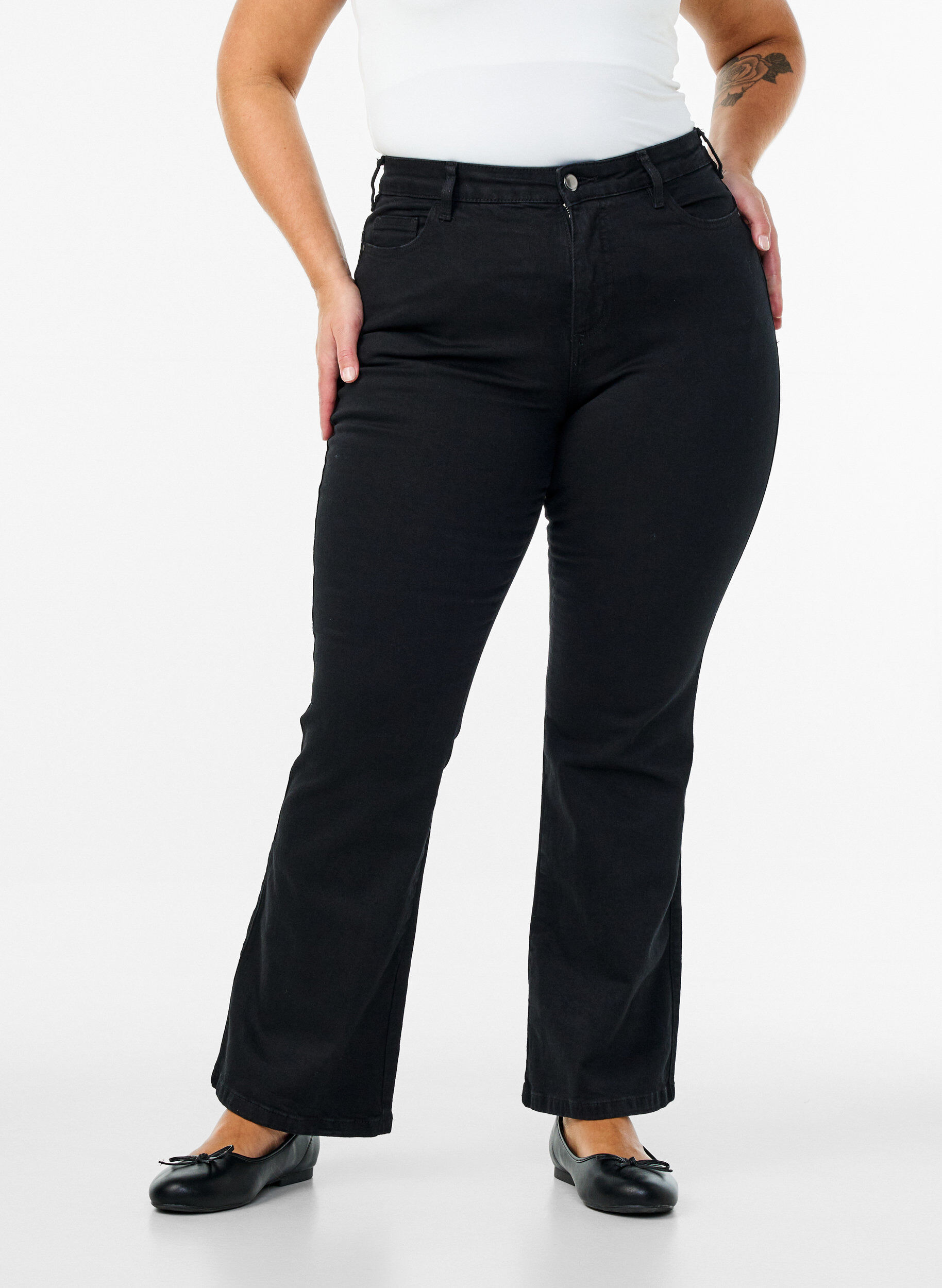 Zizzi Ellen bootcut-jeans med h&ouml;g midja, Svart, Model image number 2