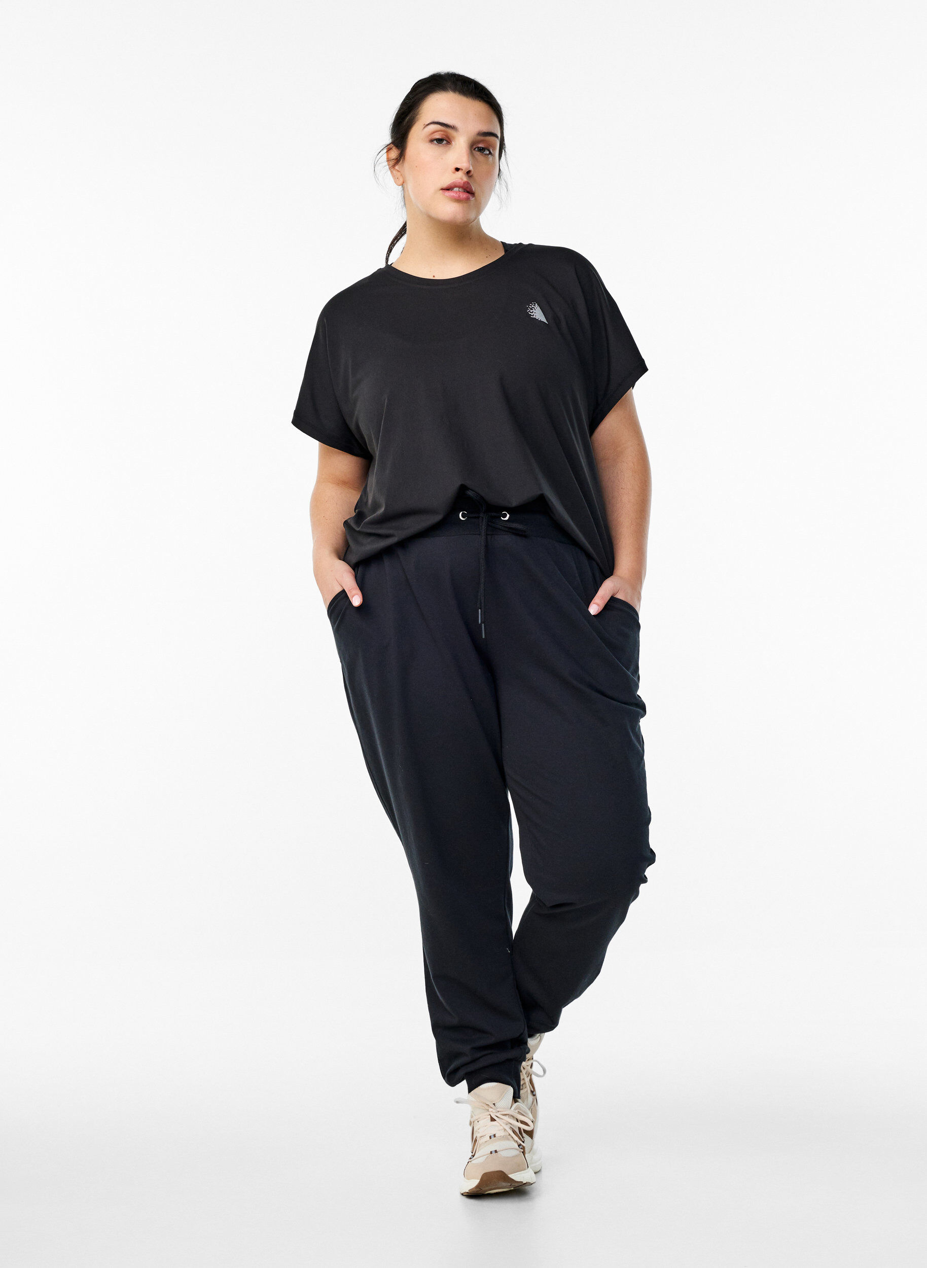 ZizziL&ouml;sa tr&auml;ningsbyxor med fickor, Svart, Model image number 1
