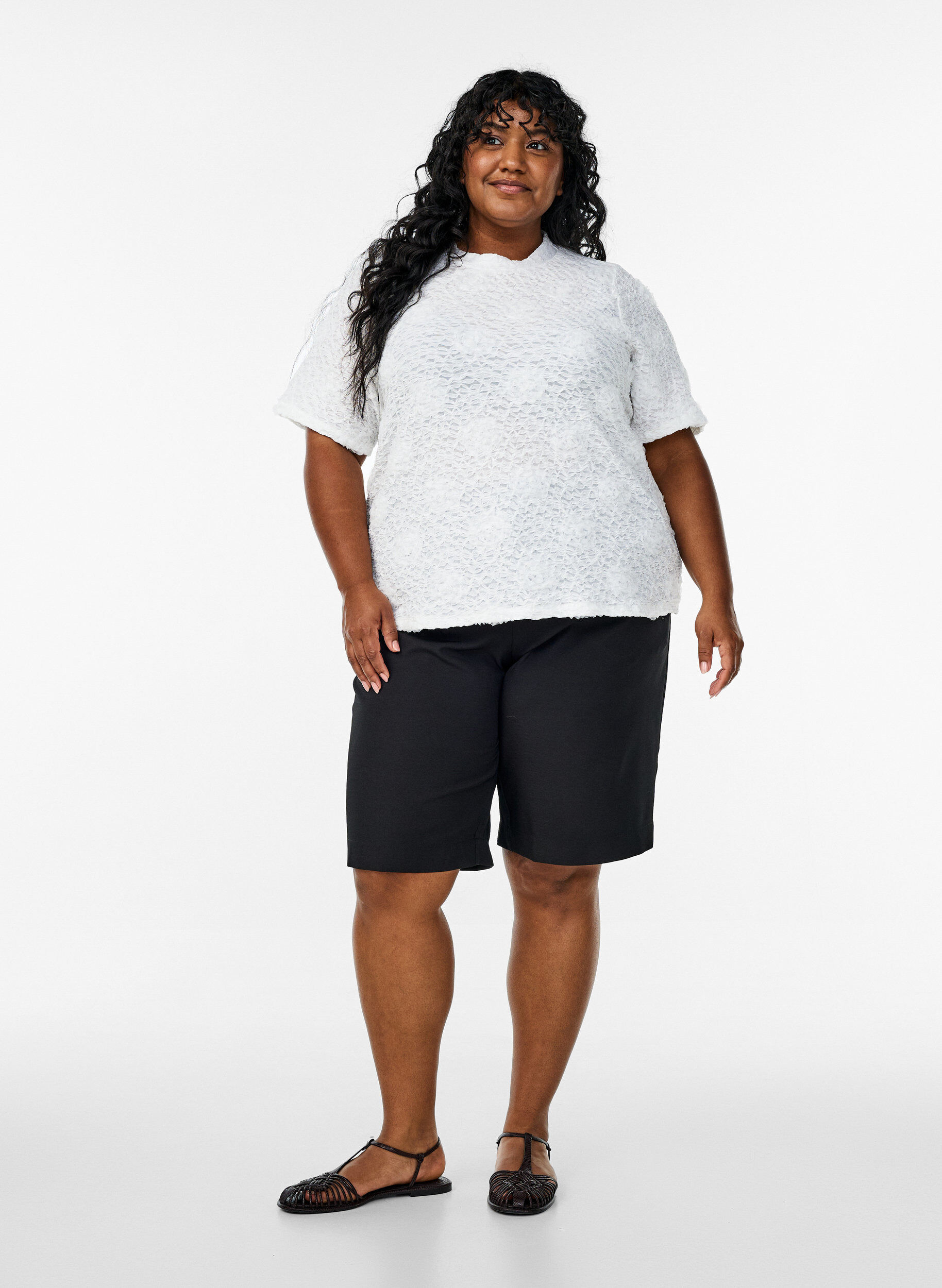 Zizzi Blus med 3D-blommor och korta &auml;rmar, Vit, Model image number 1