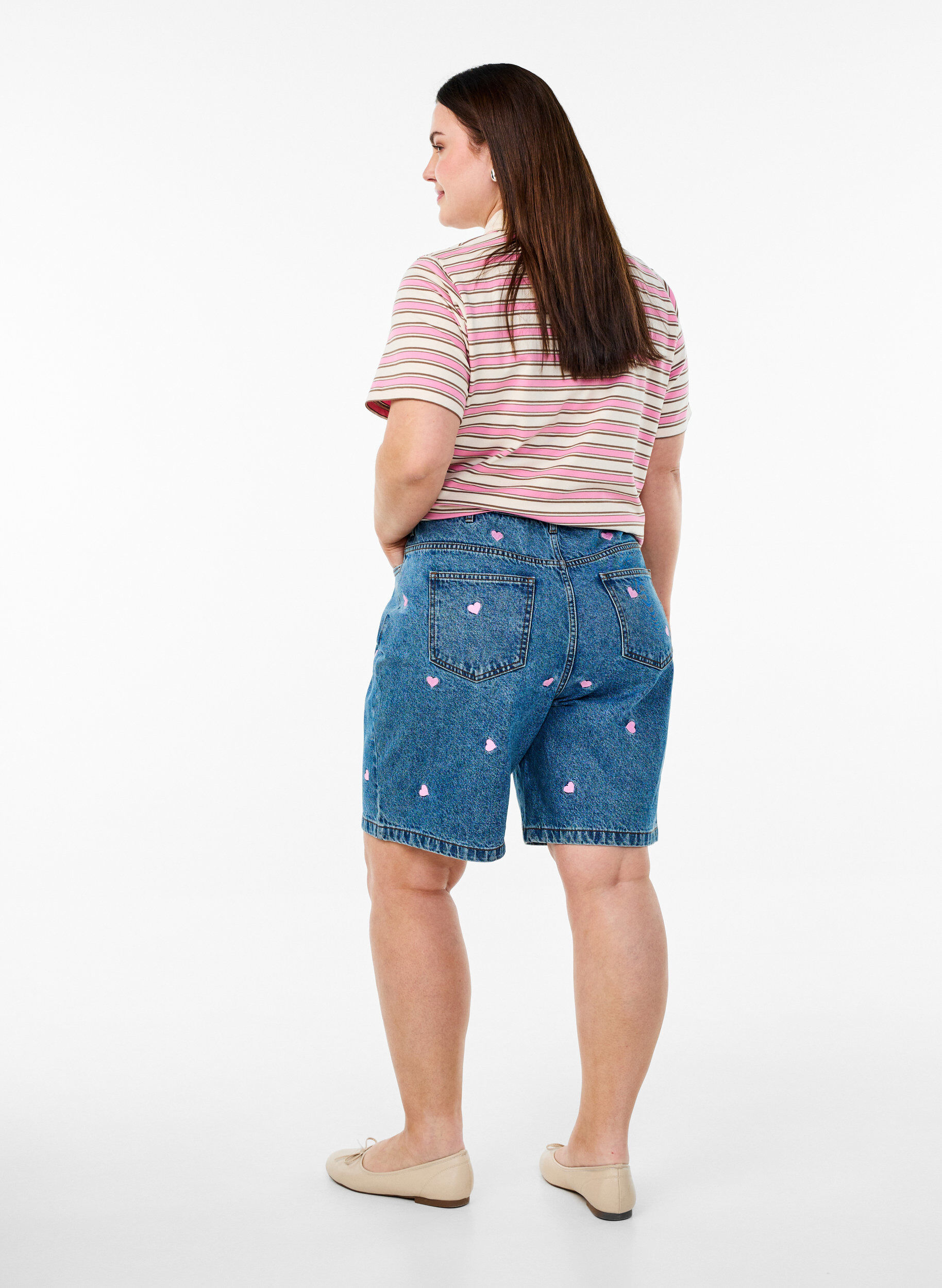 ZizziJeansshorts med h&ouml;g midja och broderade hj&auml;rtan, Bl&aring;, Model image number 2