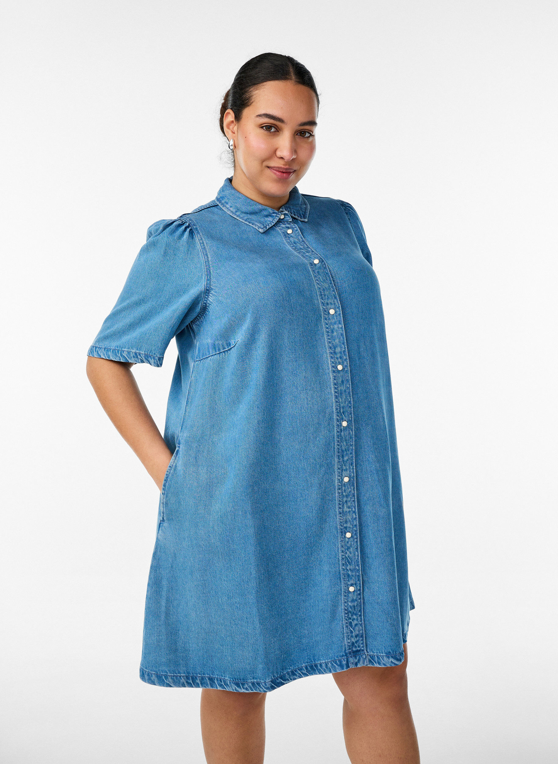 ZizziJeanskl&auml;nning i lyocell med knappar och korta &auml;rmar, Bl&aring;, Model image number 0