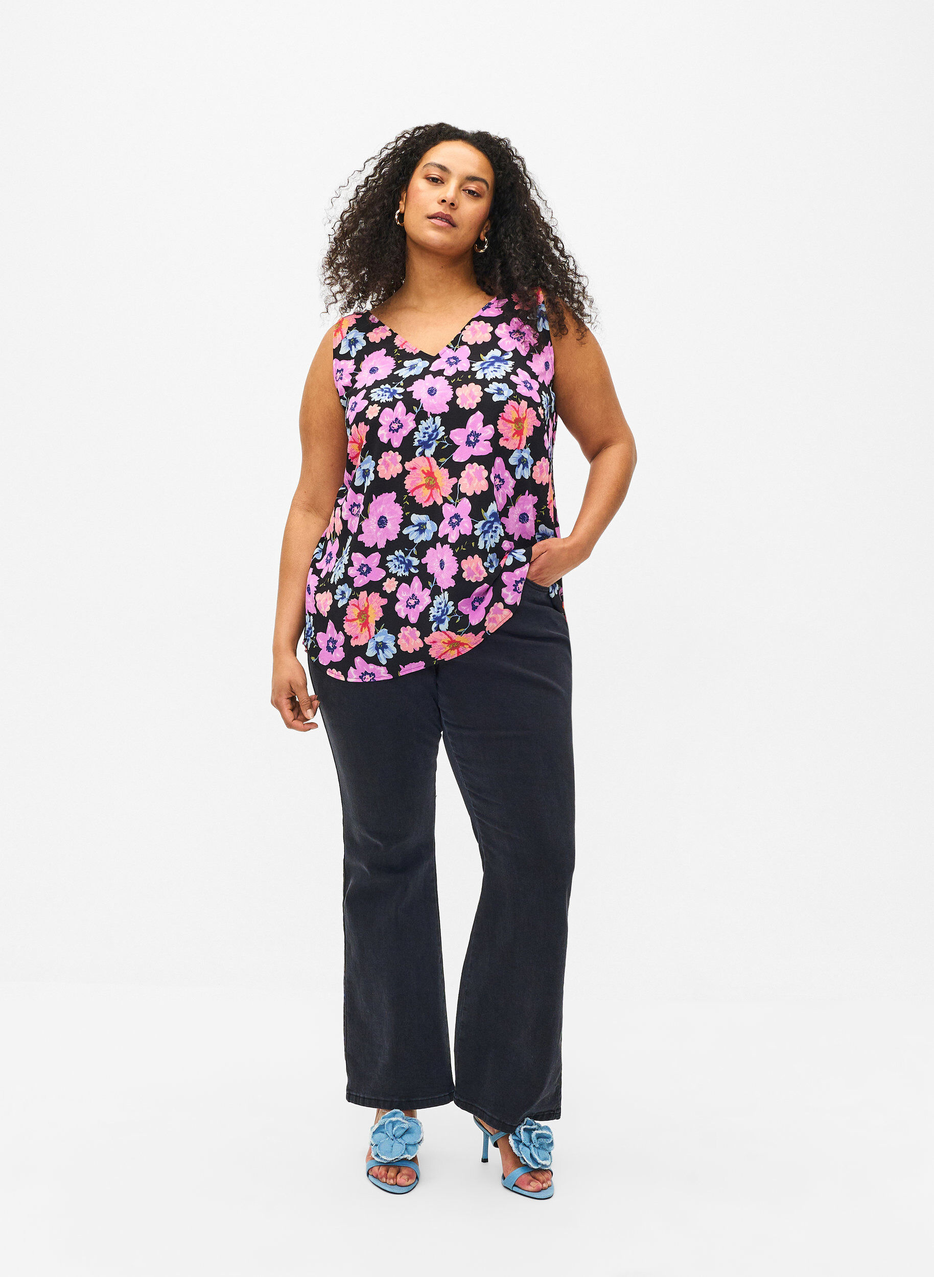 Zizzi Blommig topp med v-ringning, Black Big Flower AOP, Model image number 2