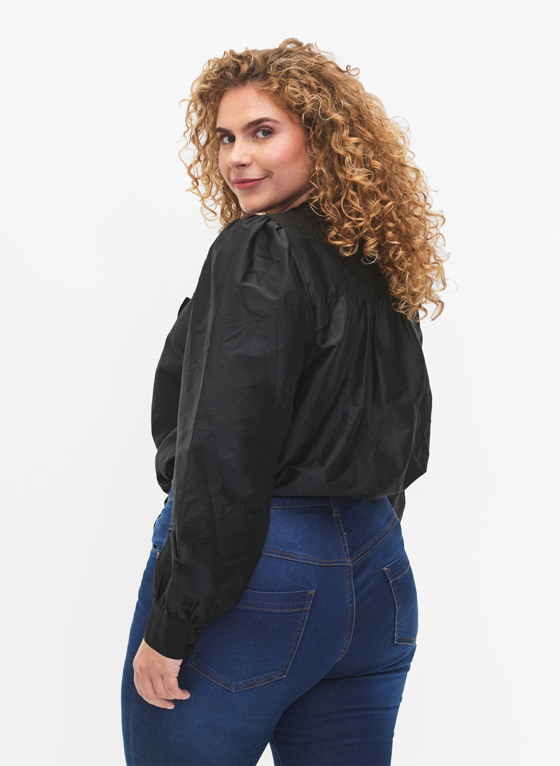 Zizzi Glansig skjortblus med volanger, Black, Model image number 1
