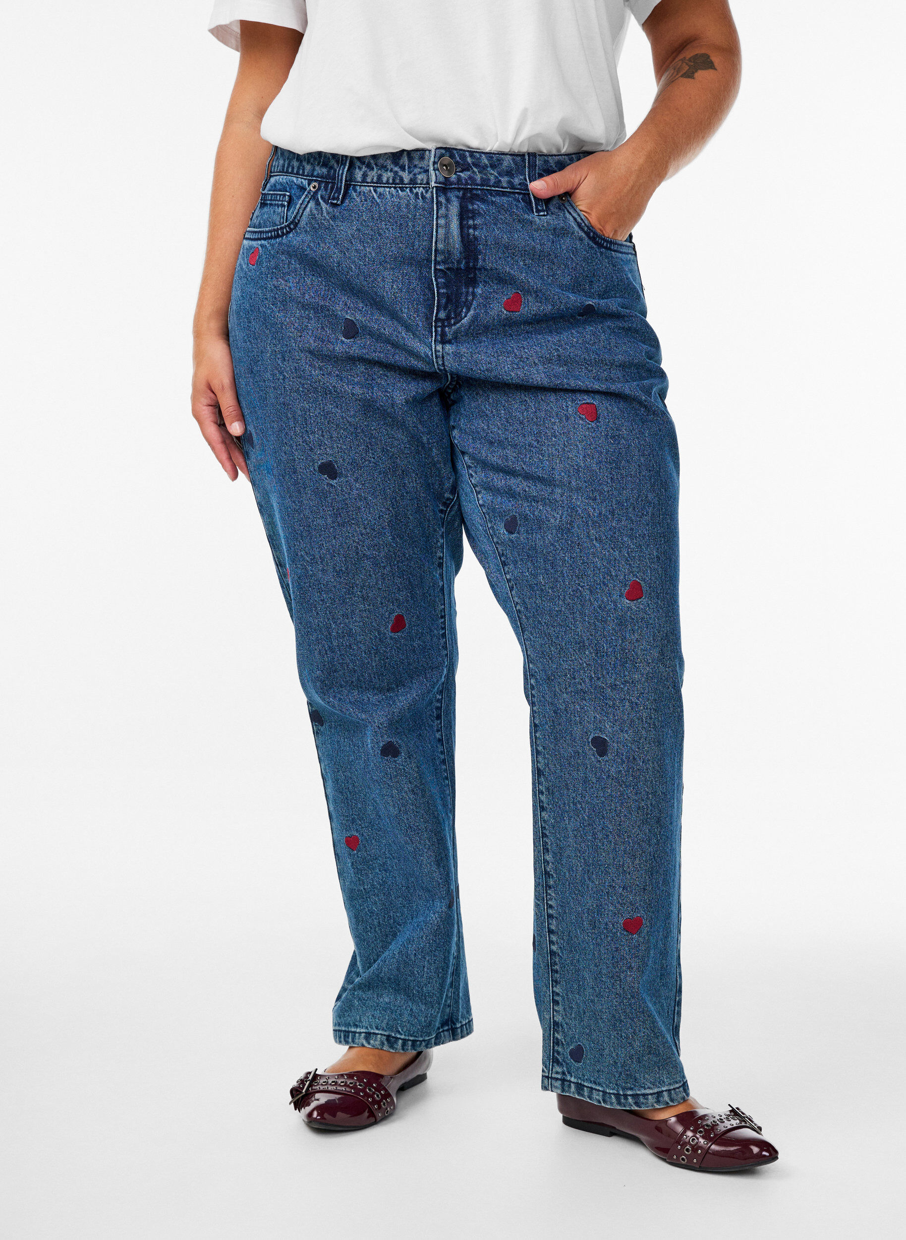 Zizzi Gemma-jeans med h&ouml;g midja och broderade detaljer, Bl&aring;, Model image number 2