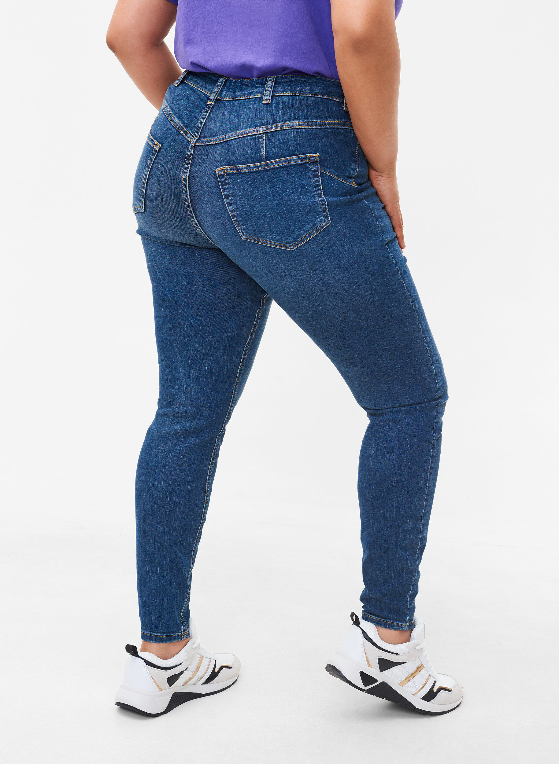 Zizzi Amy jeans med h&ouml;g midja och push up-effekt, Blue denim, Model image number 1