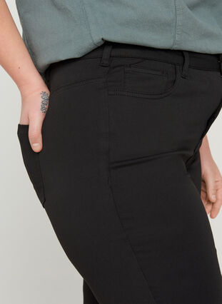 Amy jeans med stay back-funktion och hög midja, Black, Model image number 2