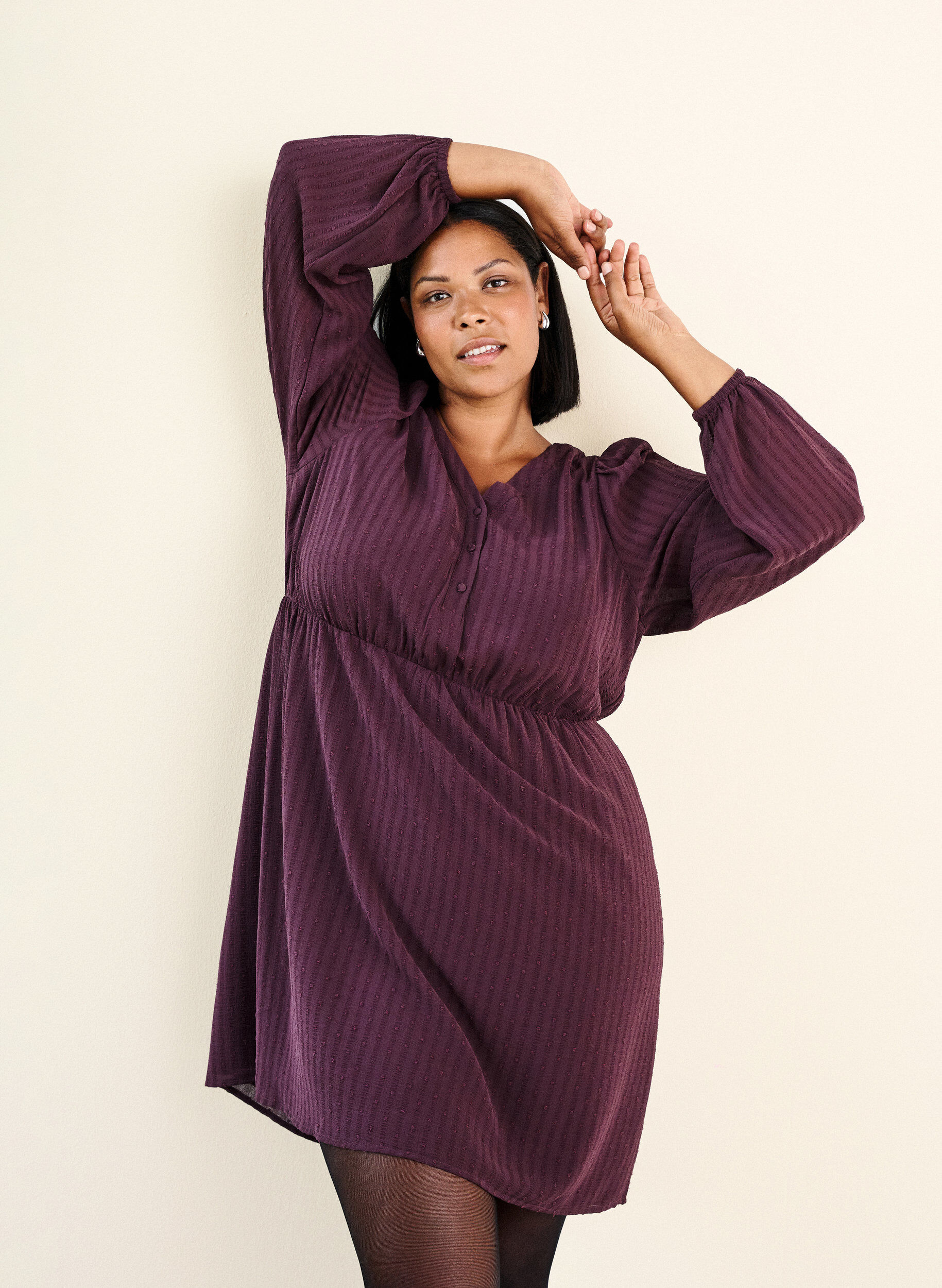 Zizzi Kort kl&auml;nning med ton-i-ton-r&auml;nder och strukturerade prickar, M&ouml;rk Bordeaux, Image image number 0