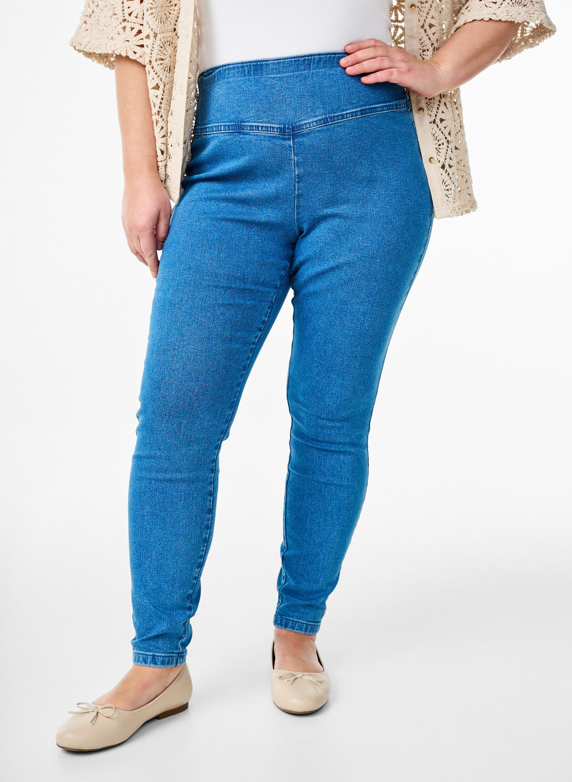 Zizzi Stretchiga jeggings med h&ouml;g midja, Bl&aring;, Model image number 2